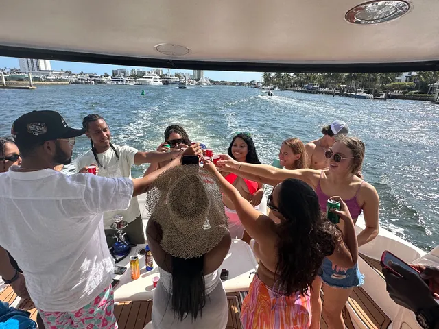 Rent a Sea Ray Boats motor yacht in Fort Lauderdale, FL near me