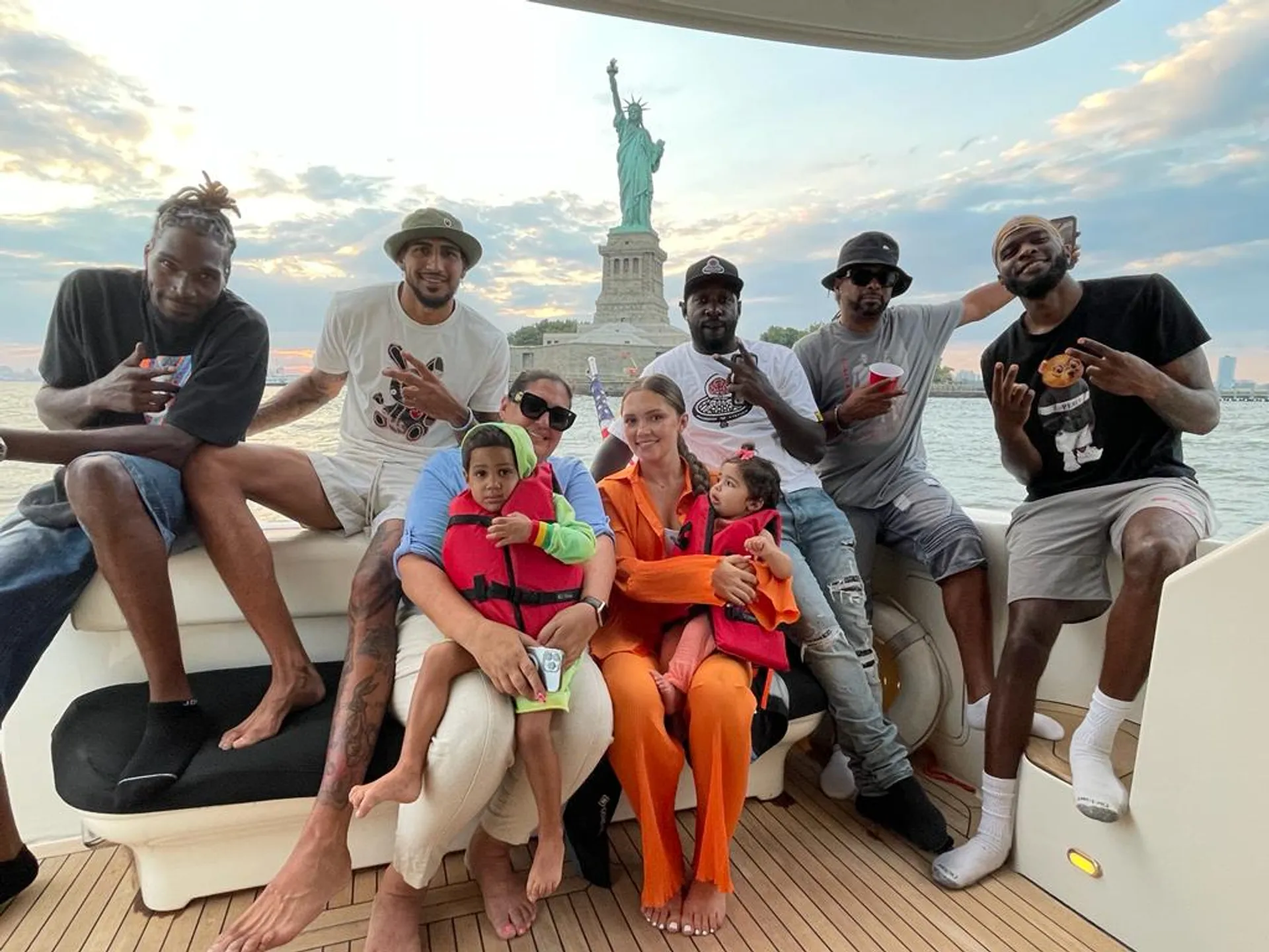 46 foot fully loaded Sea Ray Luxury Yacht. Minutes