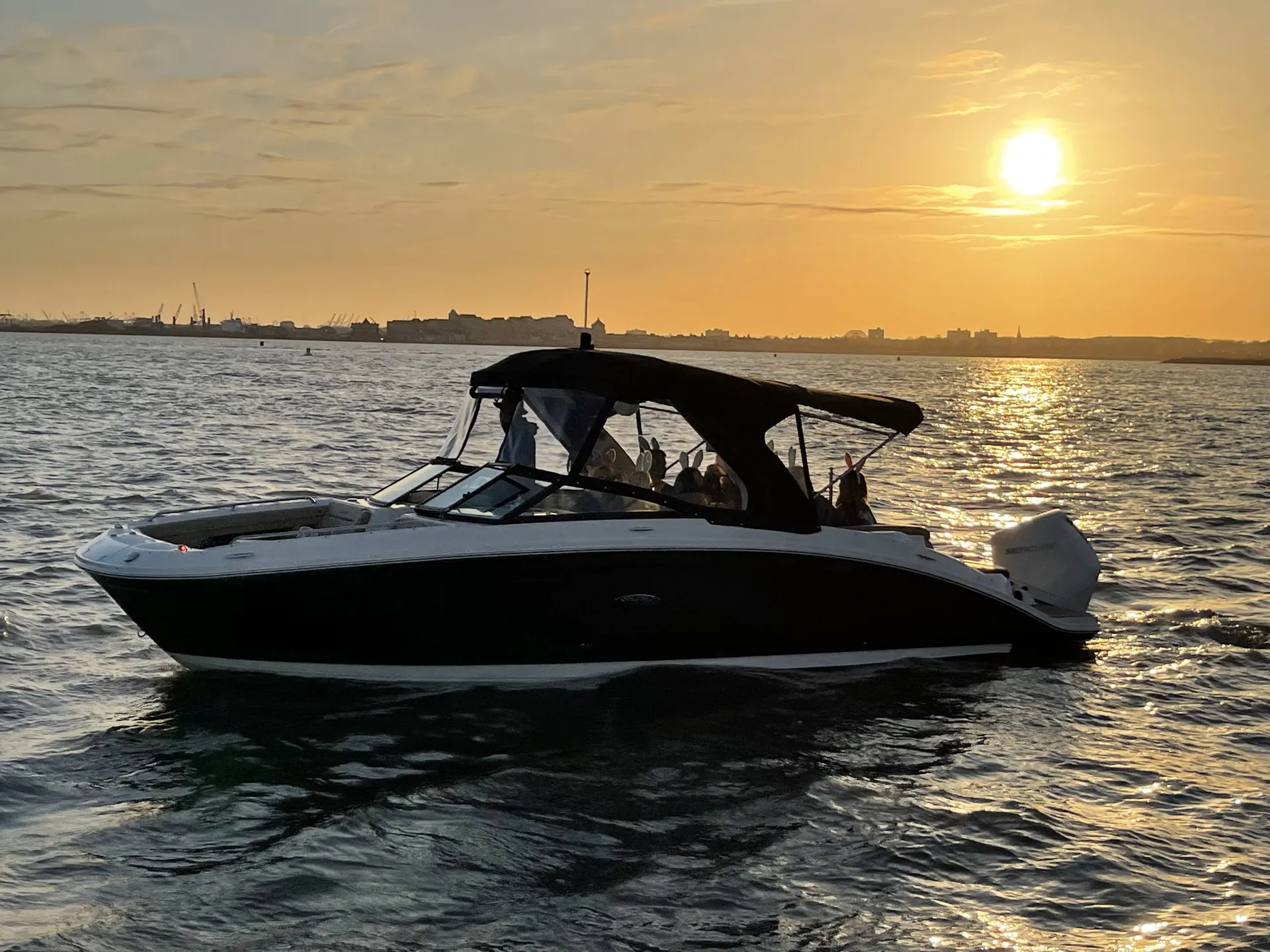 *Female Owned*-Manhattan #1 Luxury Yacht- 8 Passengers