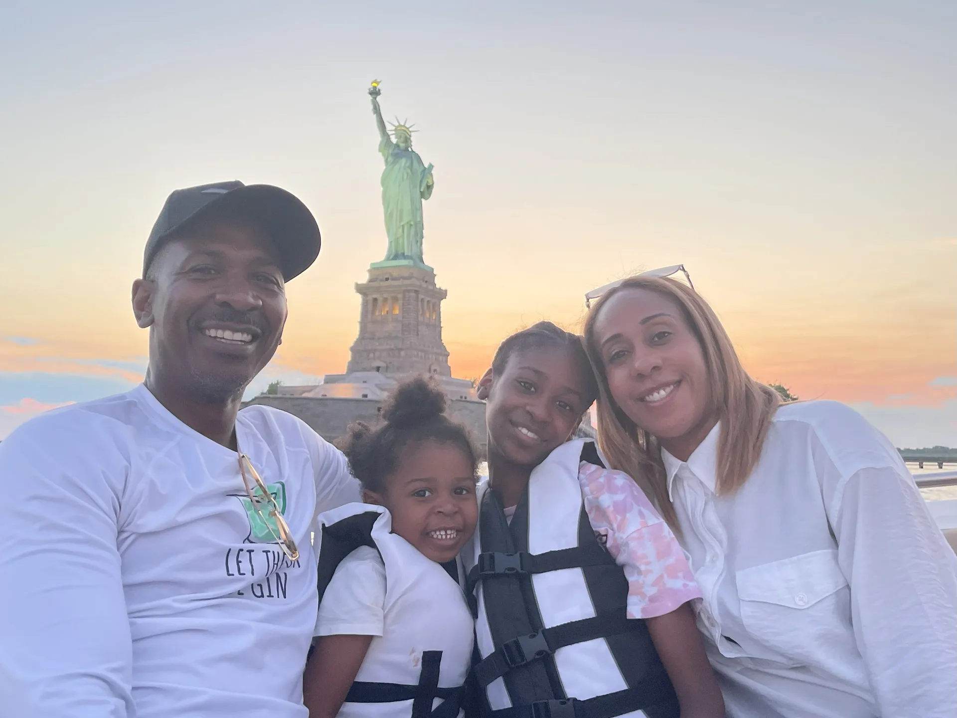 *Female Owned*-Manhattan #1 Luxury Yacht- 8 Passengers