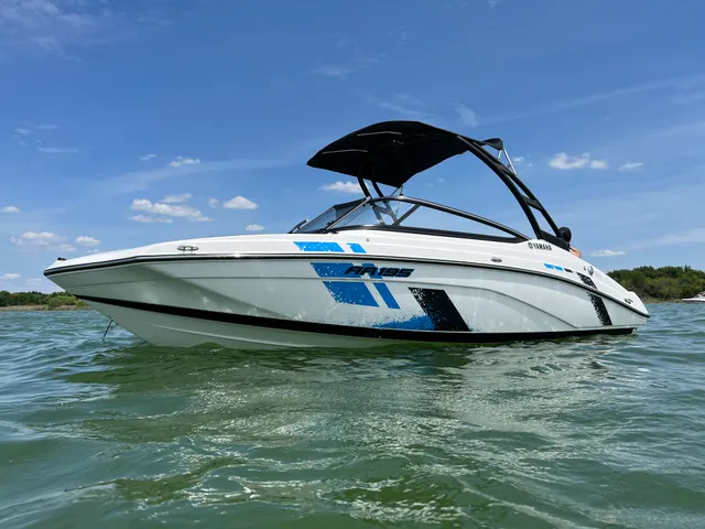 Rent a YAMAHA jet boat in Hickory Creek, TX near me