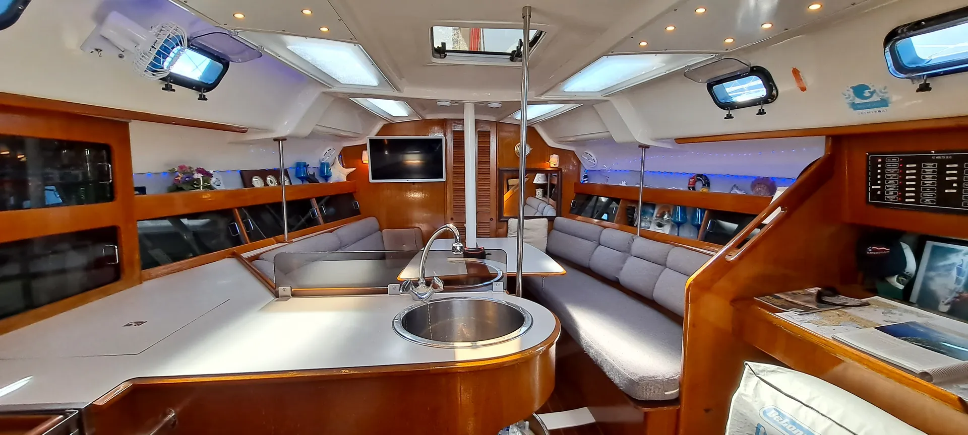 HUNTER LEGEND 35 SAILBOAT CRUISER MOTORSAILER