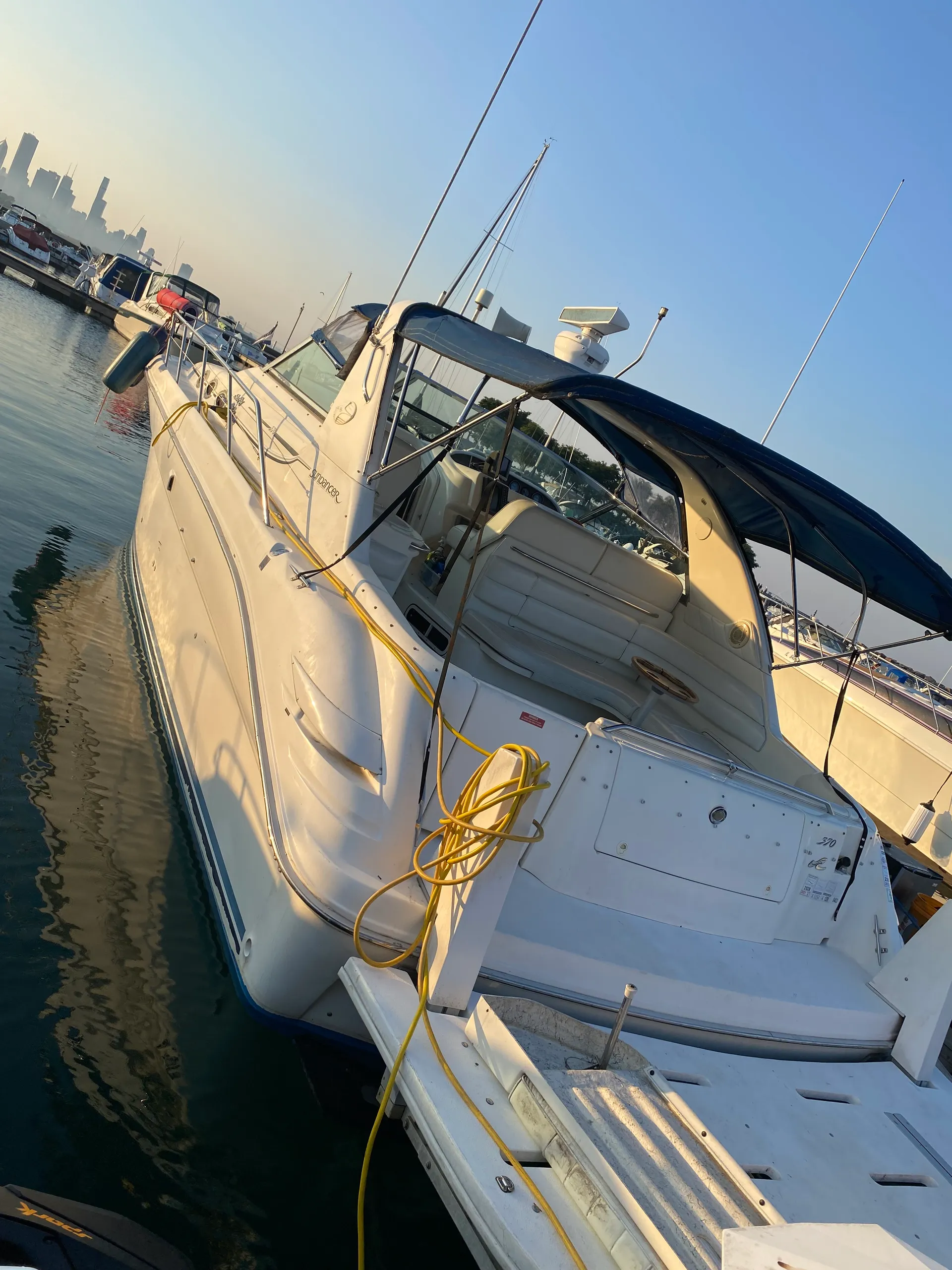 Sea Ray Yacht w/Hydraulic Swim Platform