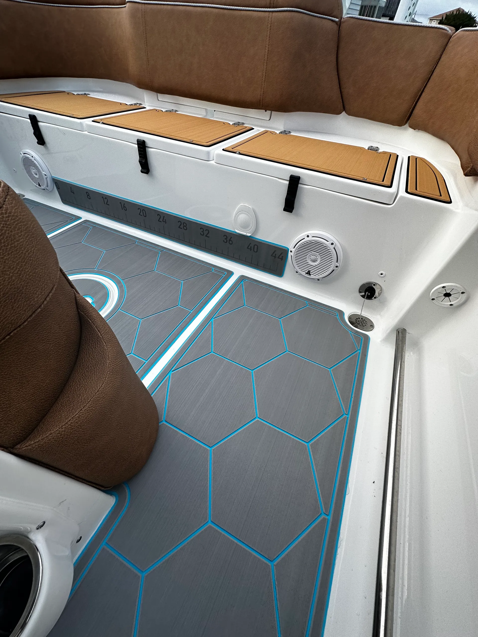 BEAUTIFUL NEW 24’ Sea Hunt Ultra W/Captain & Fuel- Seats 6