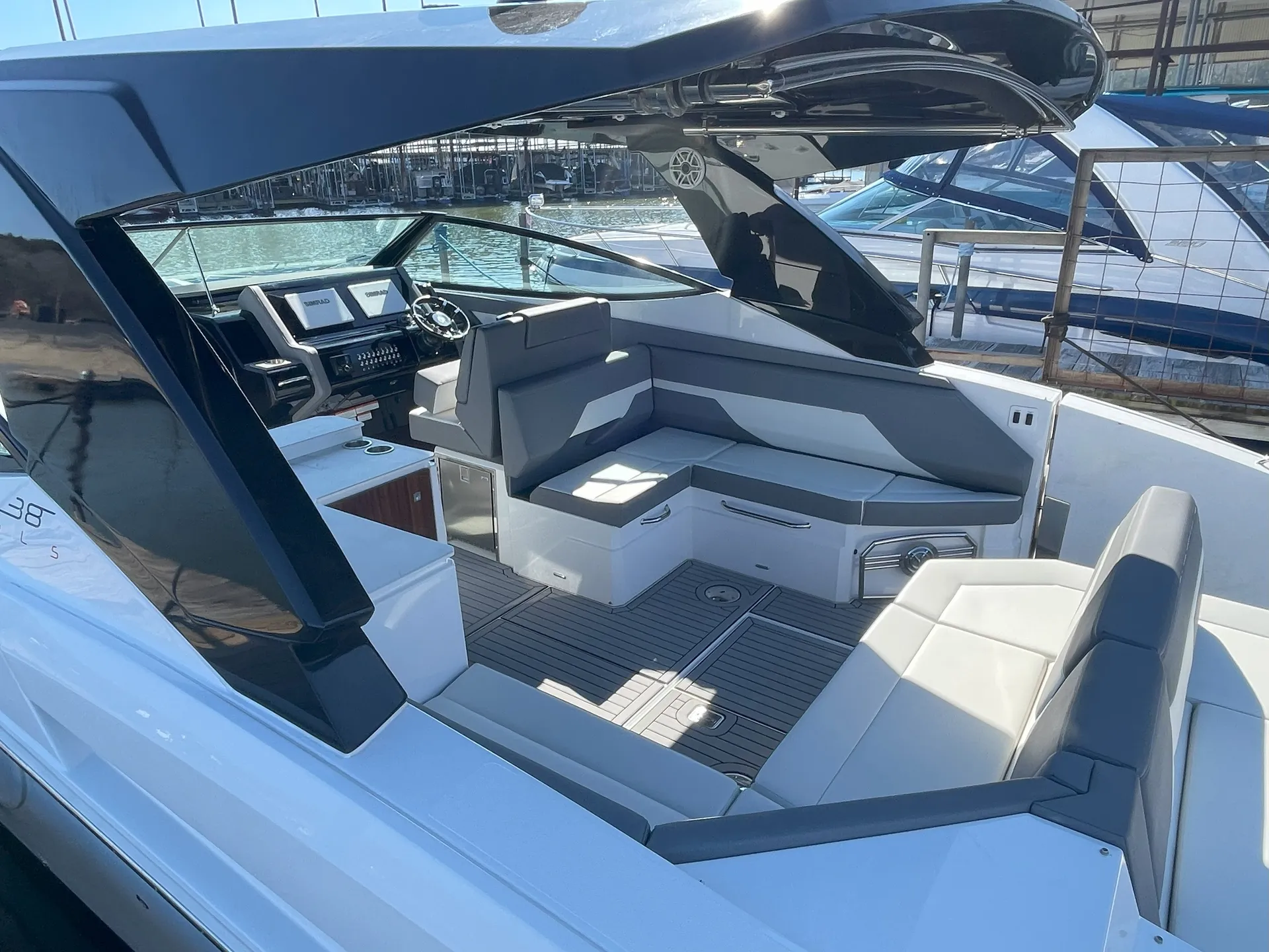 *Female Owned*-Manhattan #1 Luxury Yacht- 12 Passengers 