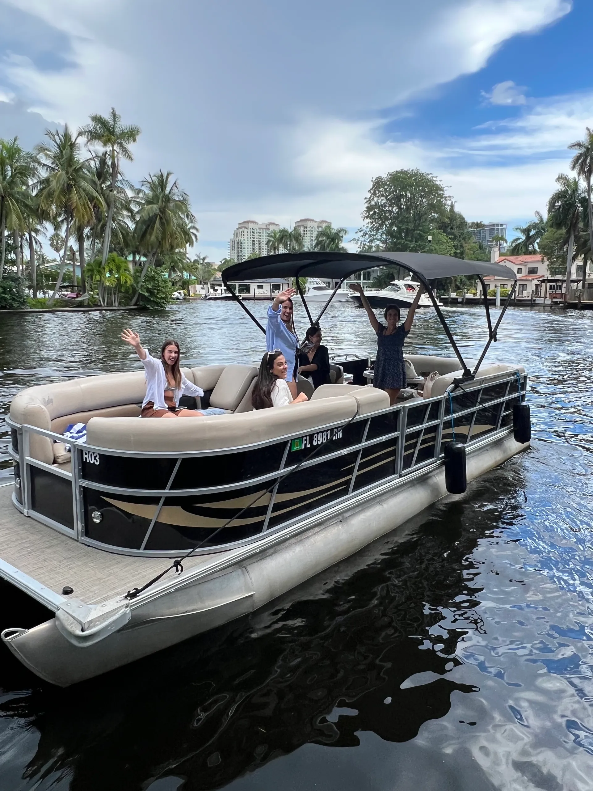 Comfortable and spacious 28’ Pontoon 