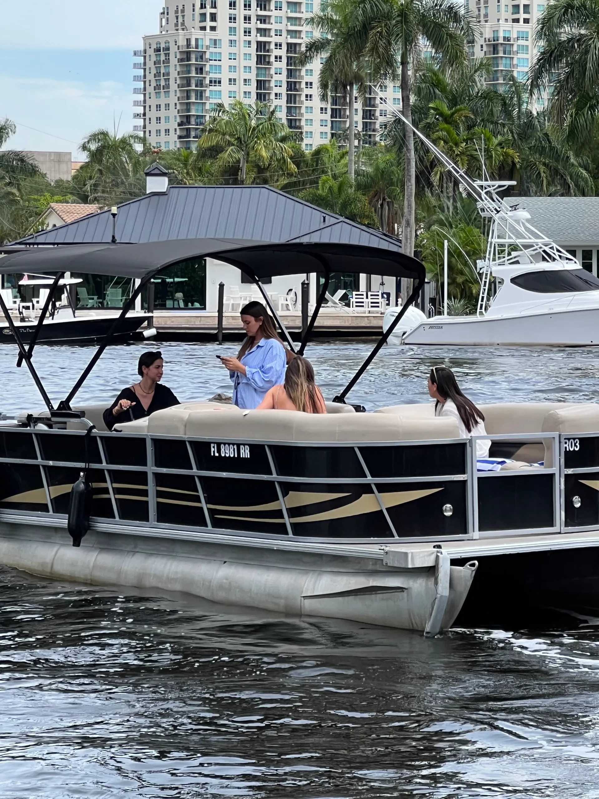 Comfortable and spacious 28’ Pontoon 