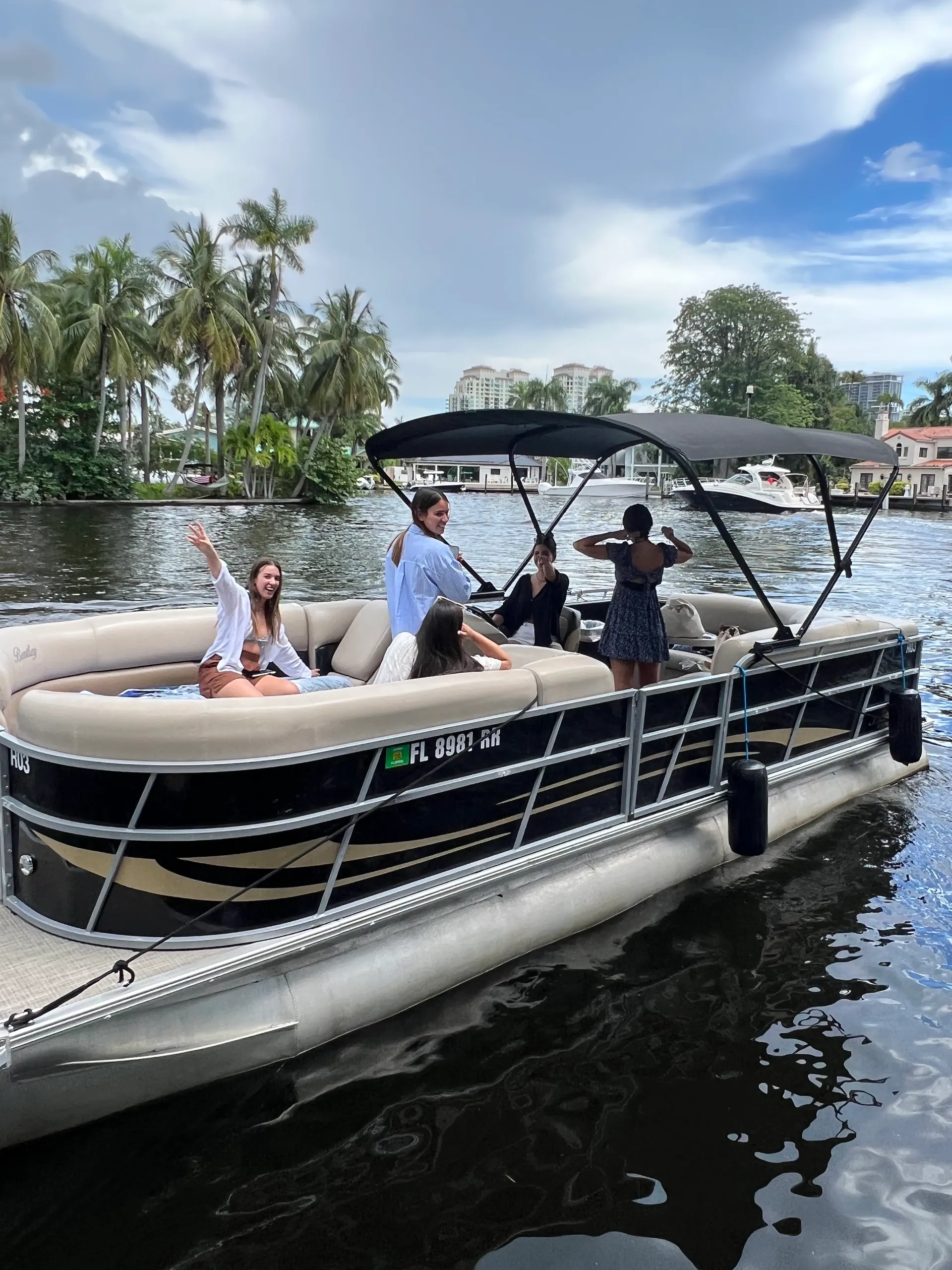Comfortable and spacious 28’ Pontoon 