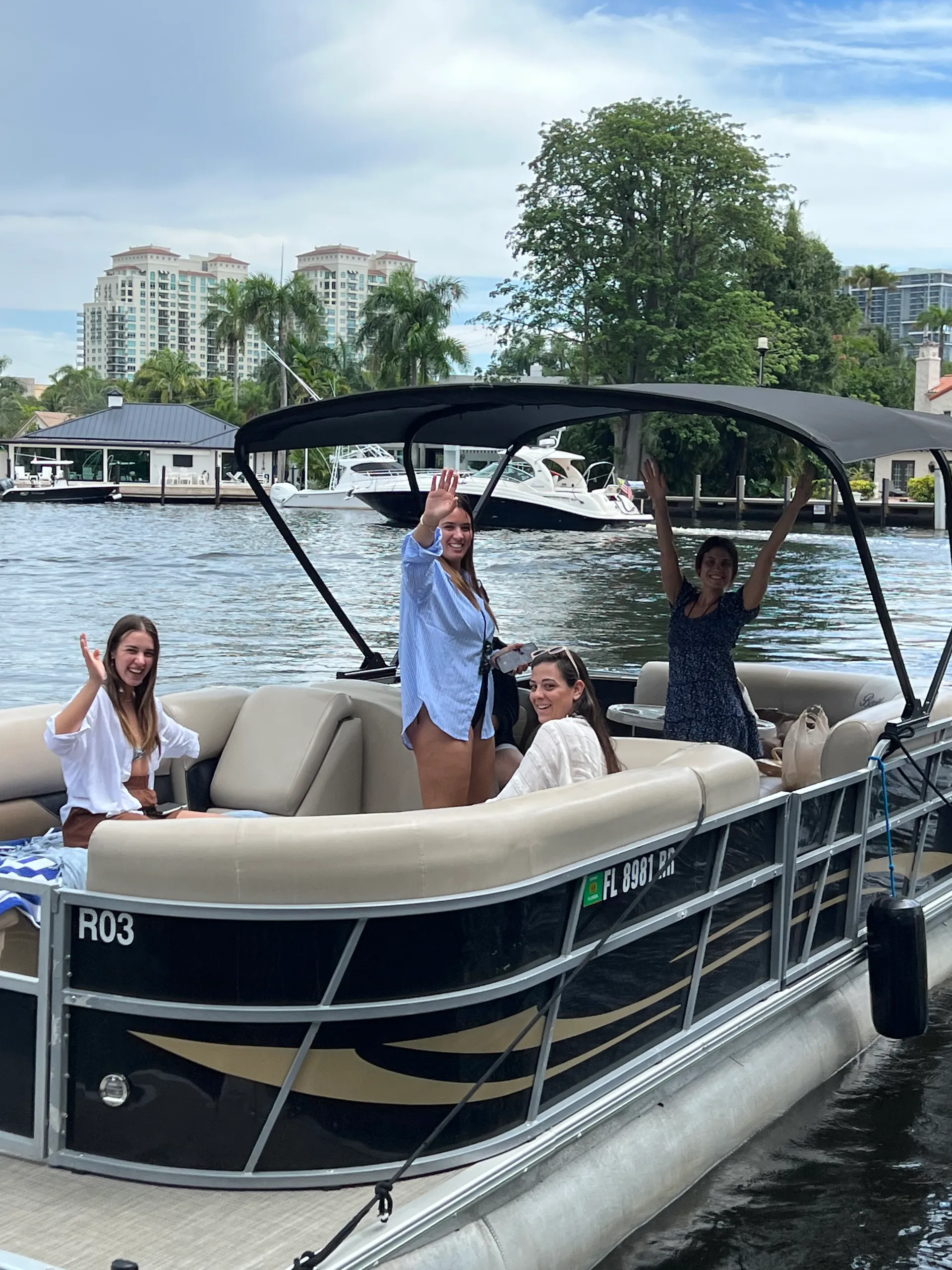 Comfortable and spacious 28’ Pontoon 