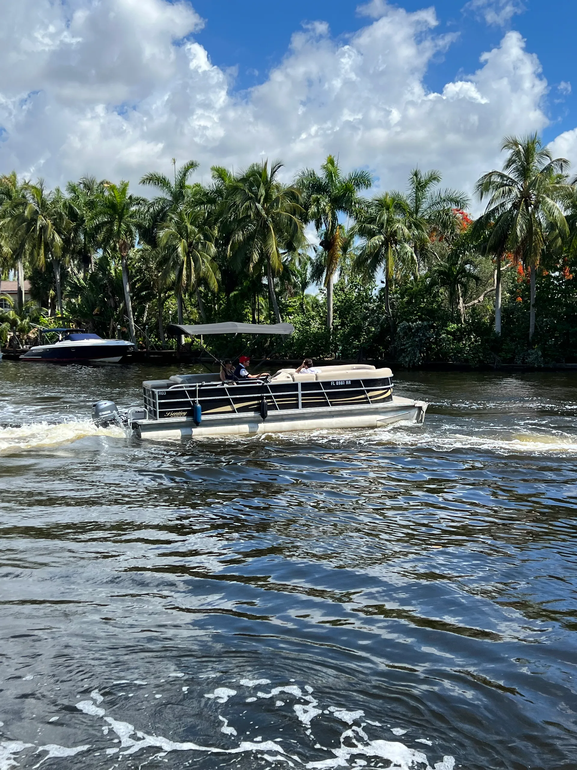 Comfortable and spacious 28’ Pontoon 