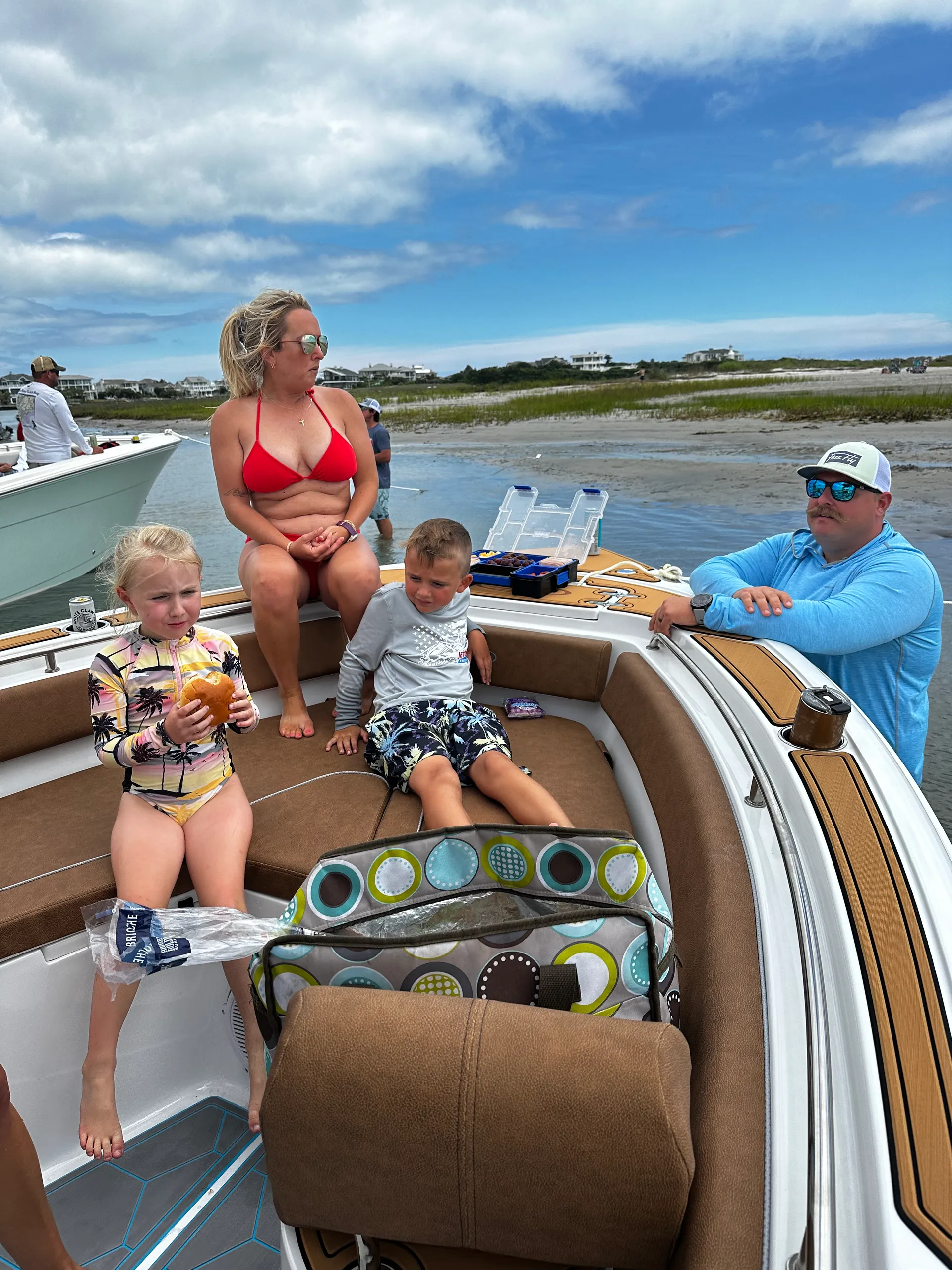 BEAUTIFUL NEW 24’ Sea Hunt Ultra W/Captain & Fuel- Seats 6