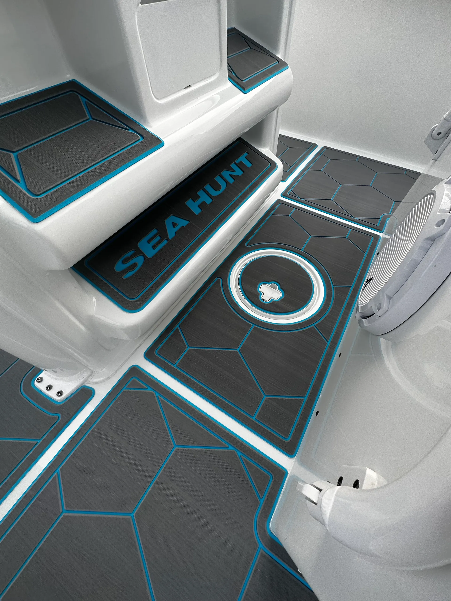 BEAUTIFUL NEW 24’ Sea Hunt Ultra W/Captain & Fuel- Seats 6