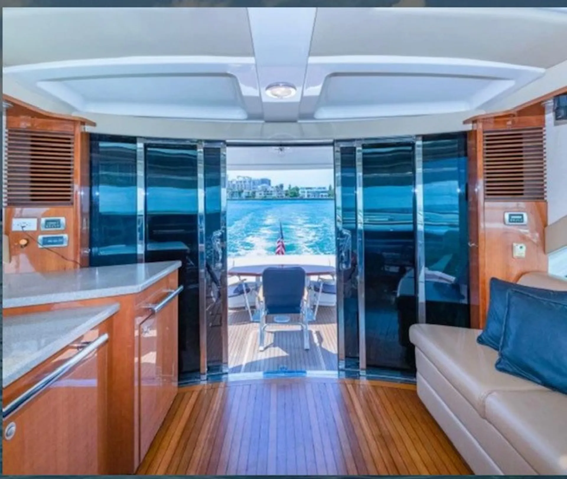 Sea Ray Boats 60 Sundancer in Chicago, IL — photo 3