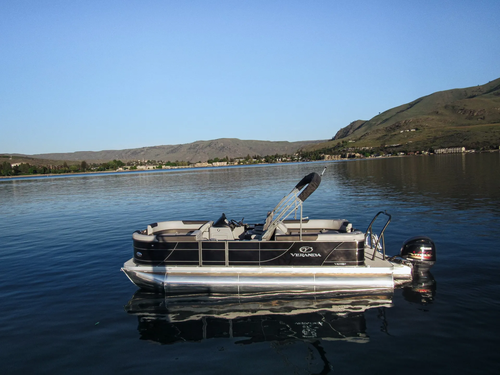 2023 Veranda Luxury Tritoon VR22RC Deluxe