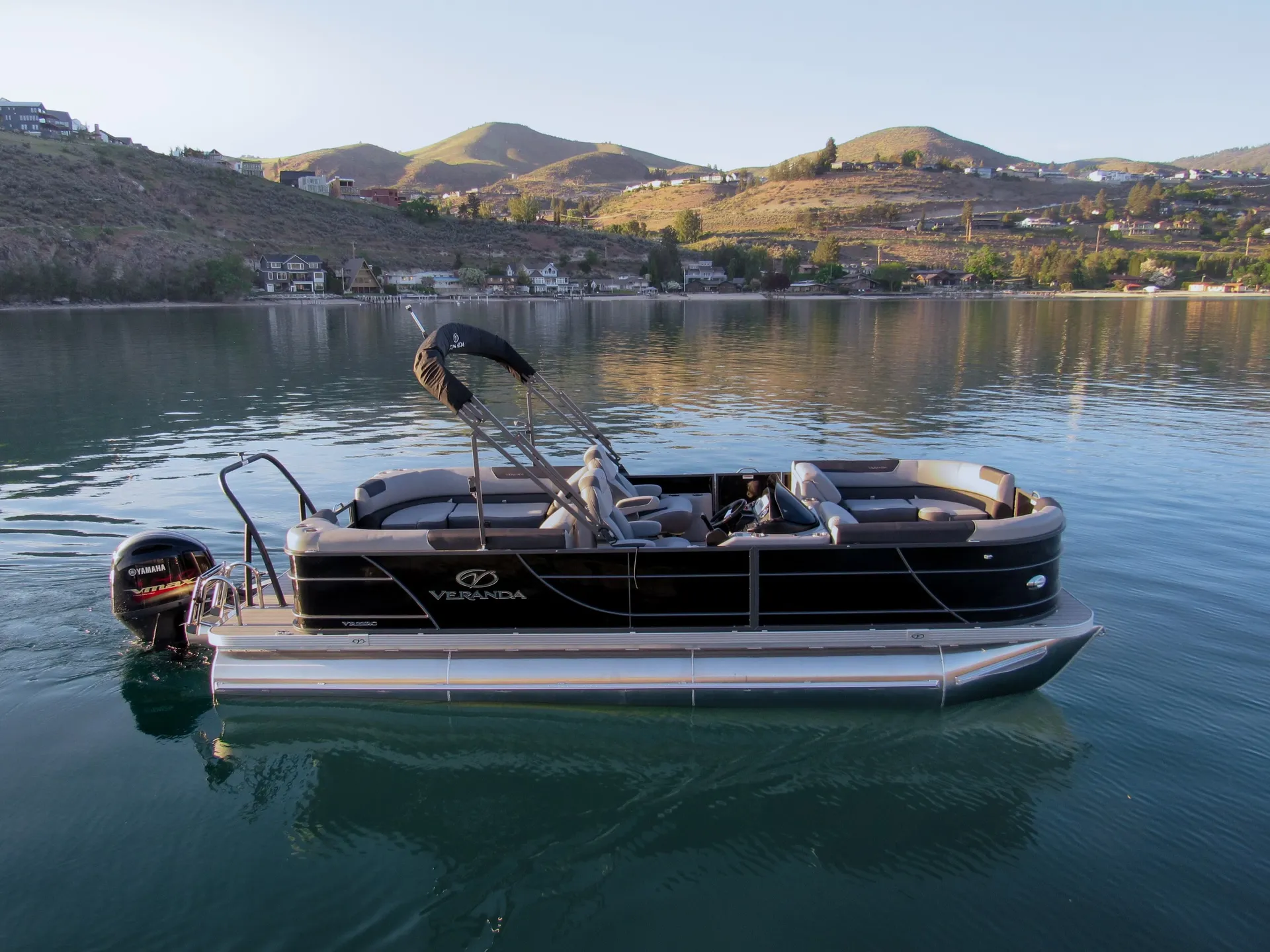 2023 Veranda Luxury Tritoon VR22RC Deluxe