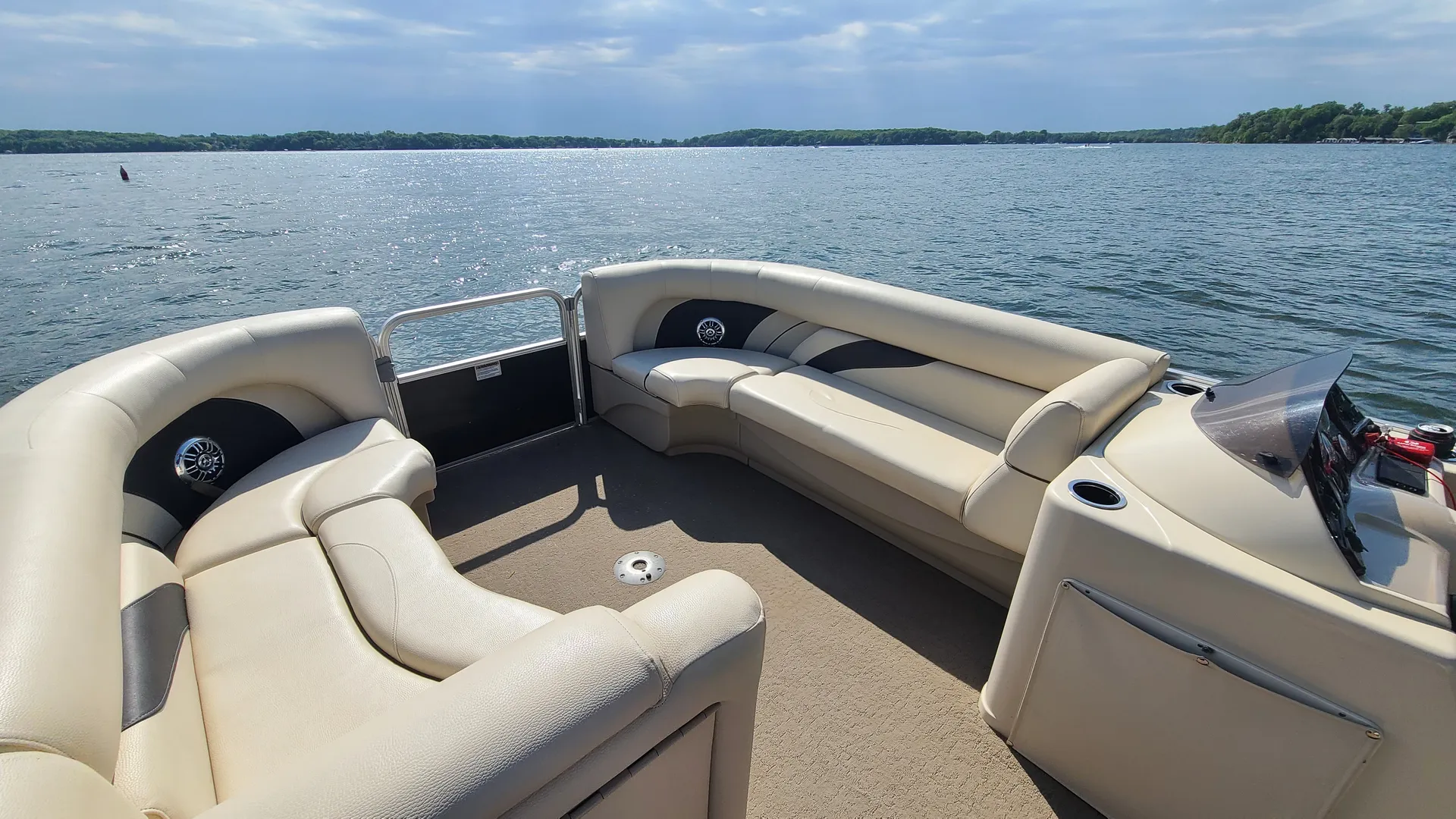 Enjoy Lake Minnetonka in a Spacious 23ft Pontoon!