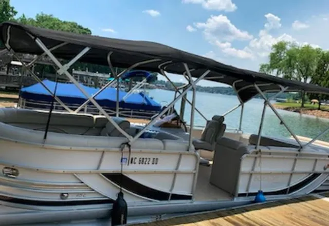 Rent a South Bay Pontoons pontoon in Statesville, NC near me
