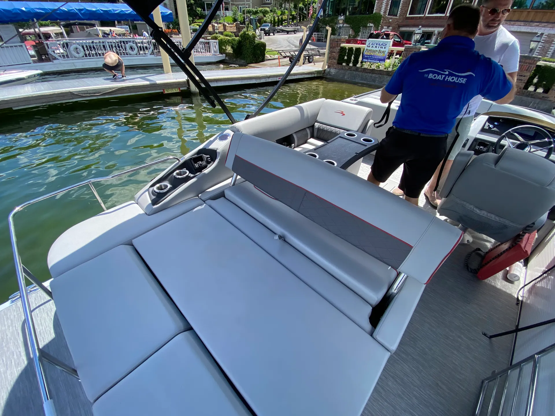 2022 Bennington BowRider Tritoon 250HP Yamaha *WE DELIVER TO YOUR LAKE