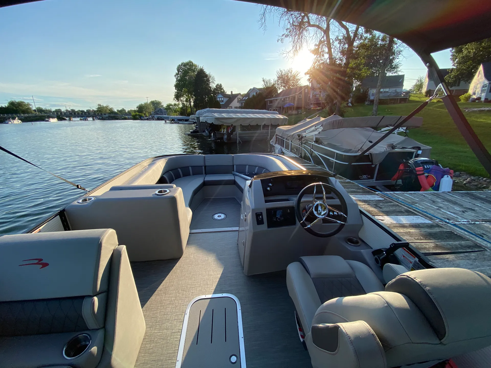 2022 Bennington BowRider Tritoon 250HP Yamaha *WE DELIVER TO YOUR LAKE