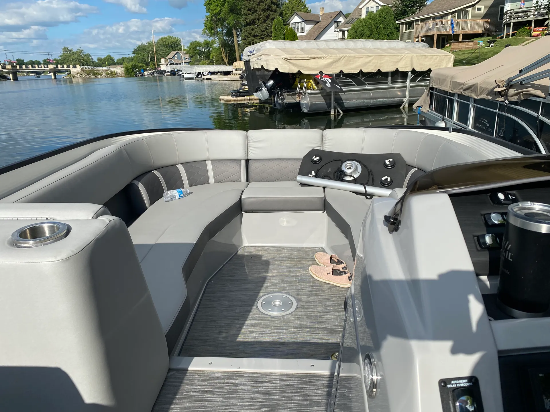 2022 Bennington BowRider Tritoon 250HP Yamaha *WE DELIVER TO YOUR LAKE