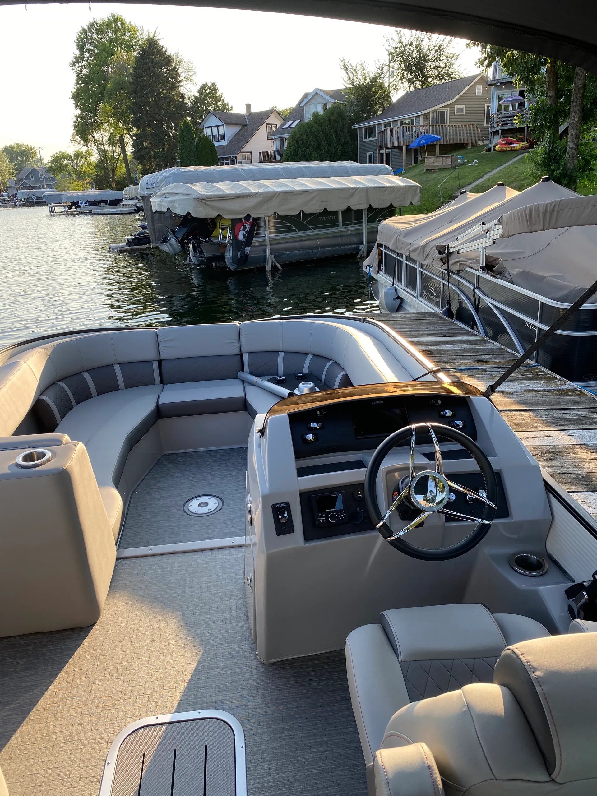 2022 Bennington BowRider Tritoon 250HP Yamaha *WE DELIVER TO YOUR LAKE