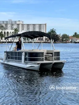 24’ Bentley tritoon boat for 12 passengers 