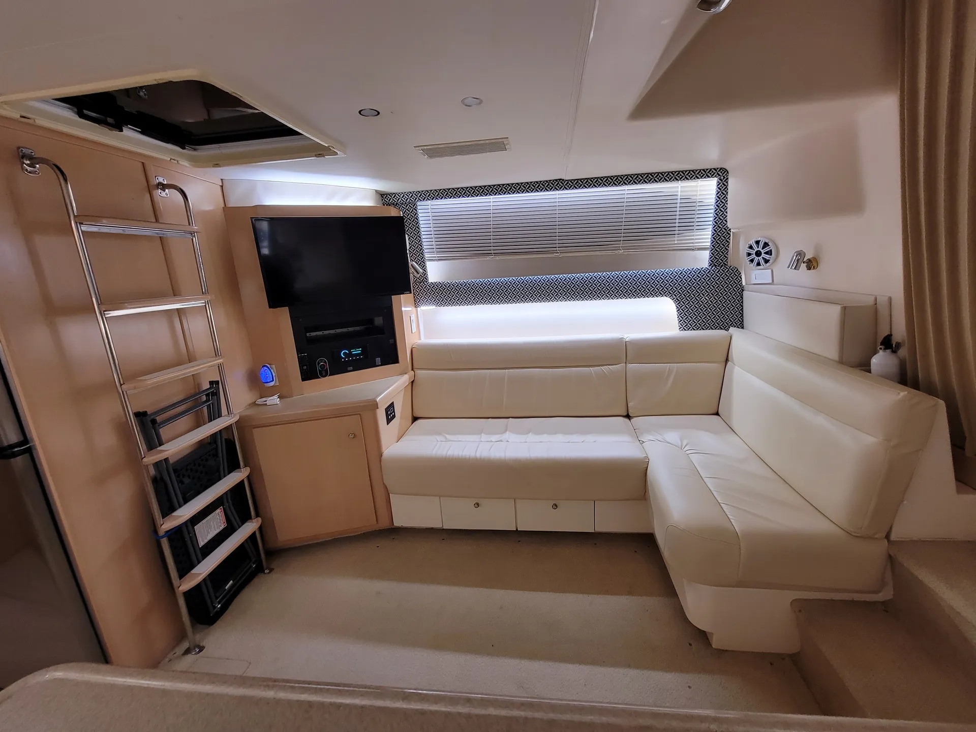 Monumental Cruiser | Carver Yacht