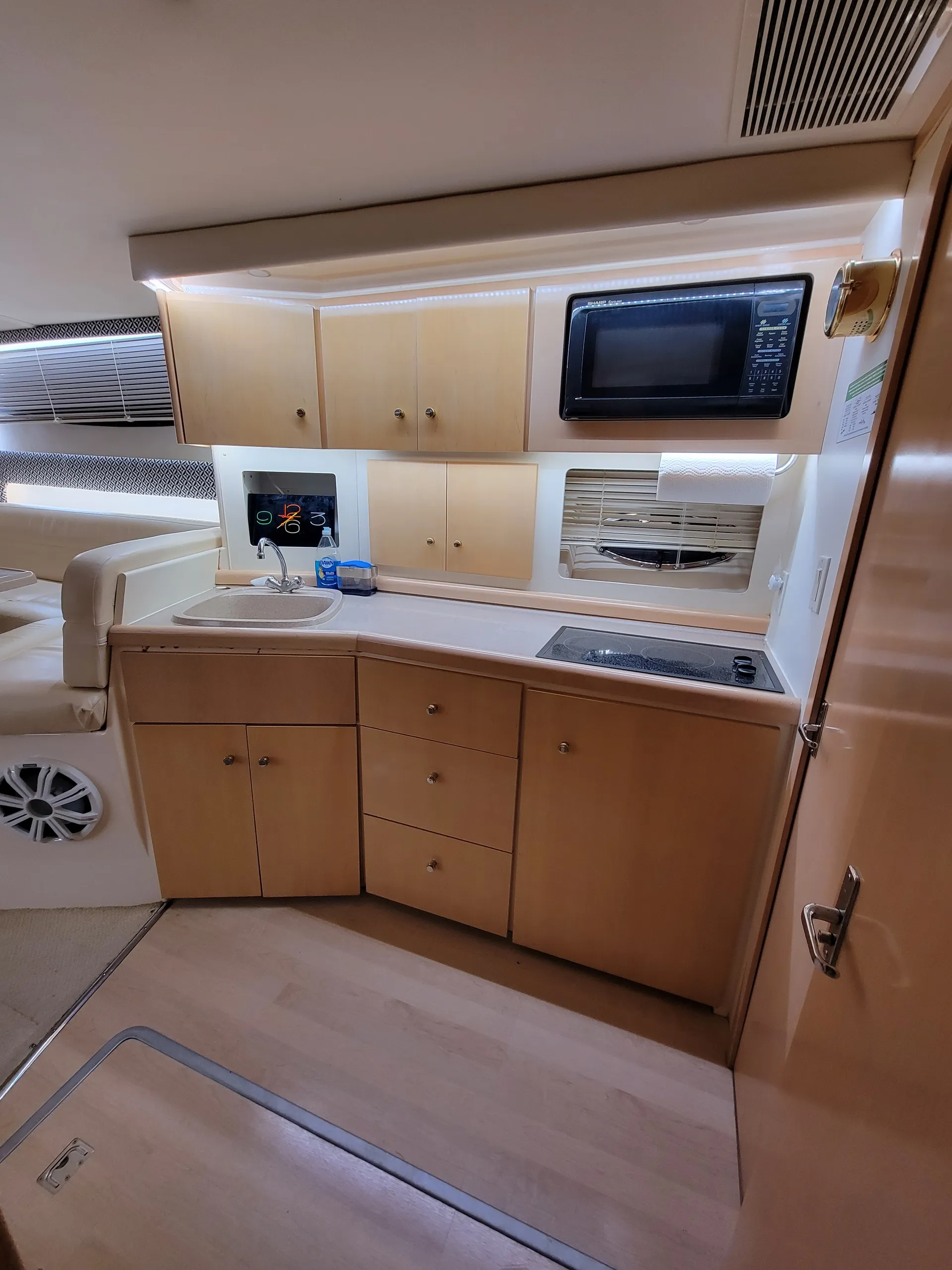 Monumental Cruiser | Carver Yacht