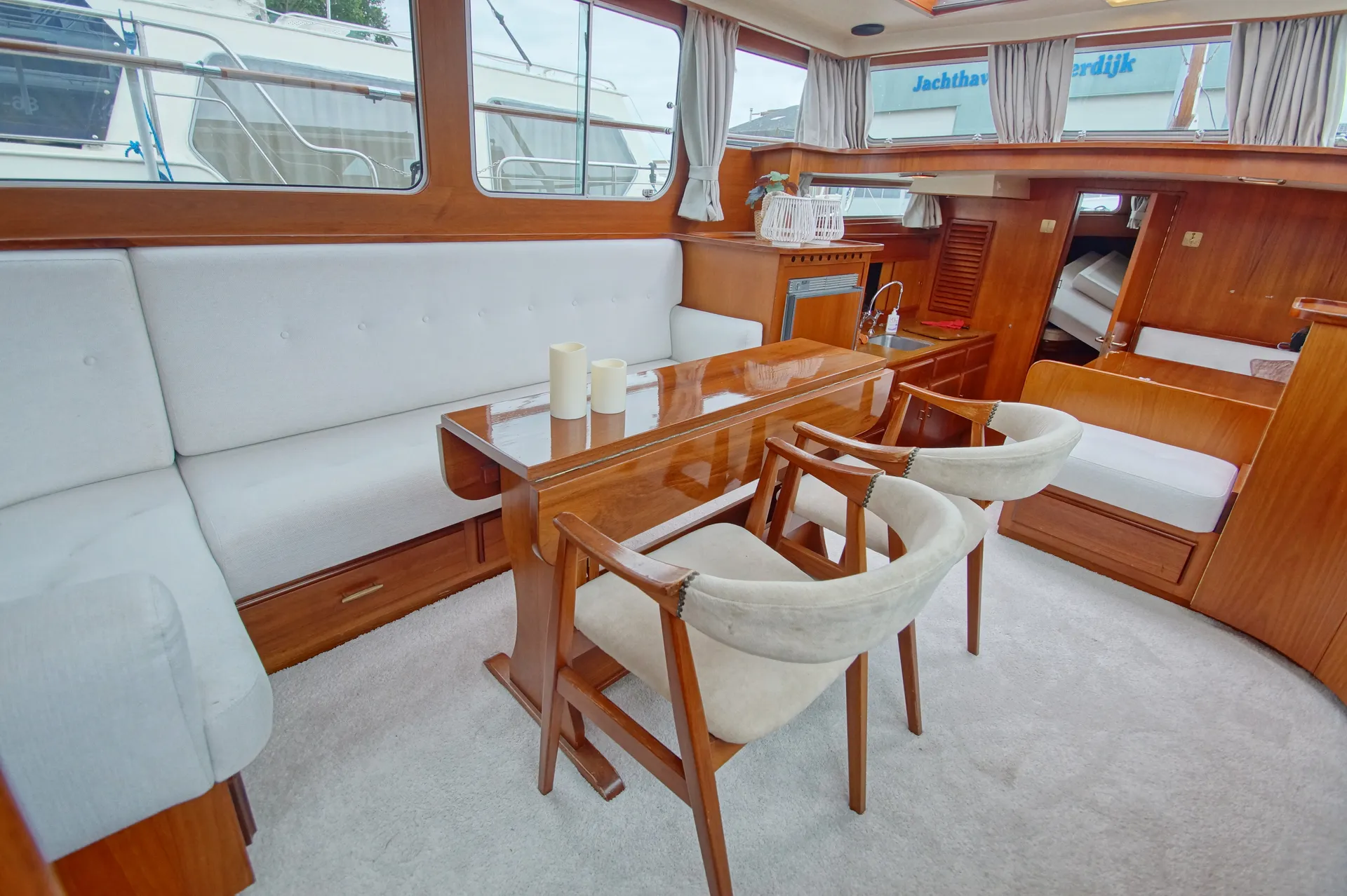 Luxurious Cruising Yacht