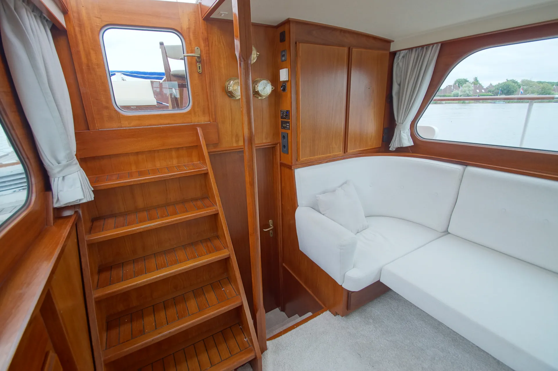 Luxurious Cruising Yacht