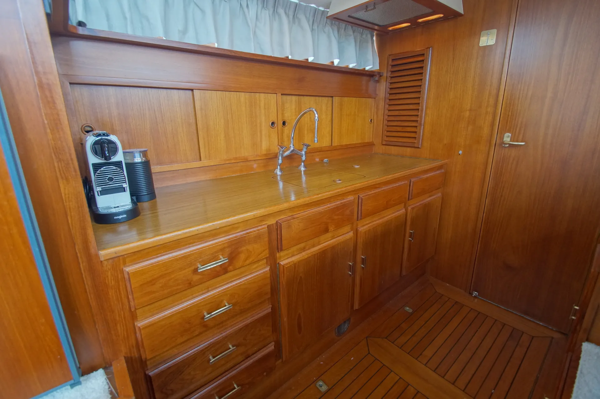Luxurious Cruising Yacht