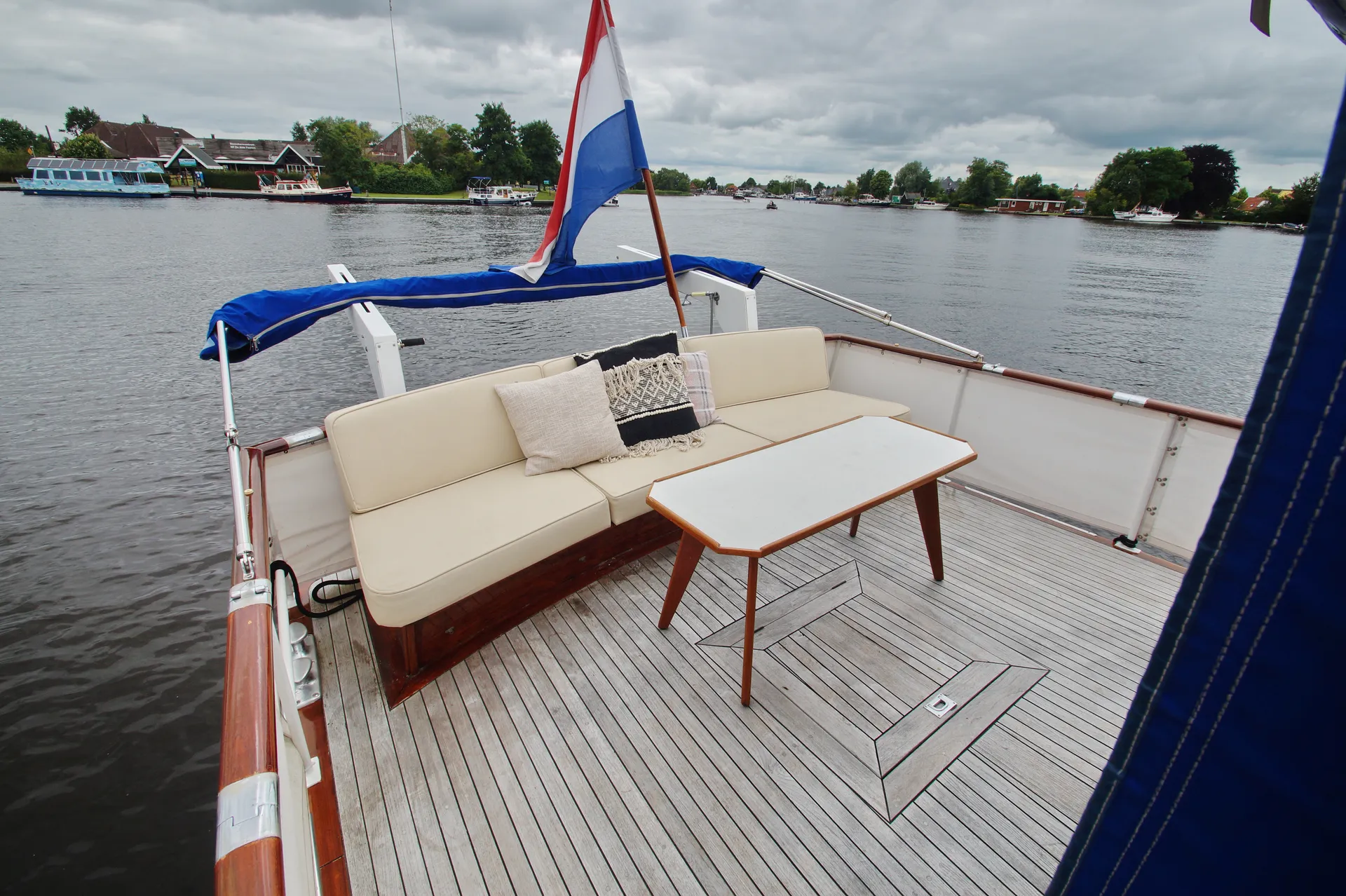 Luxurious Cruising Yacht