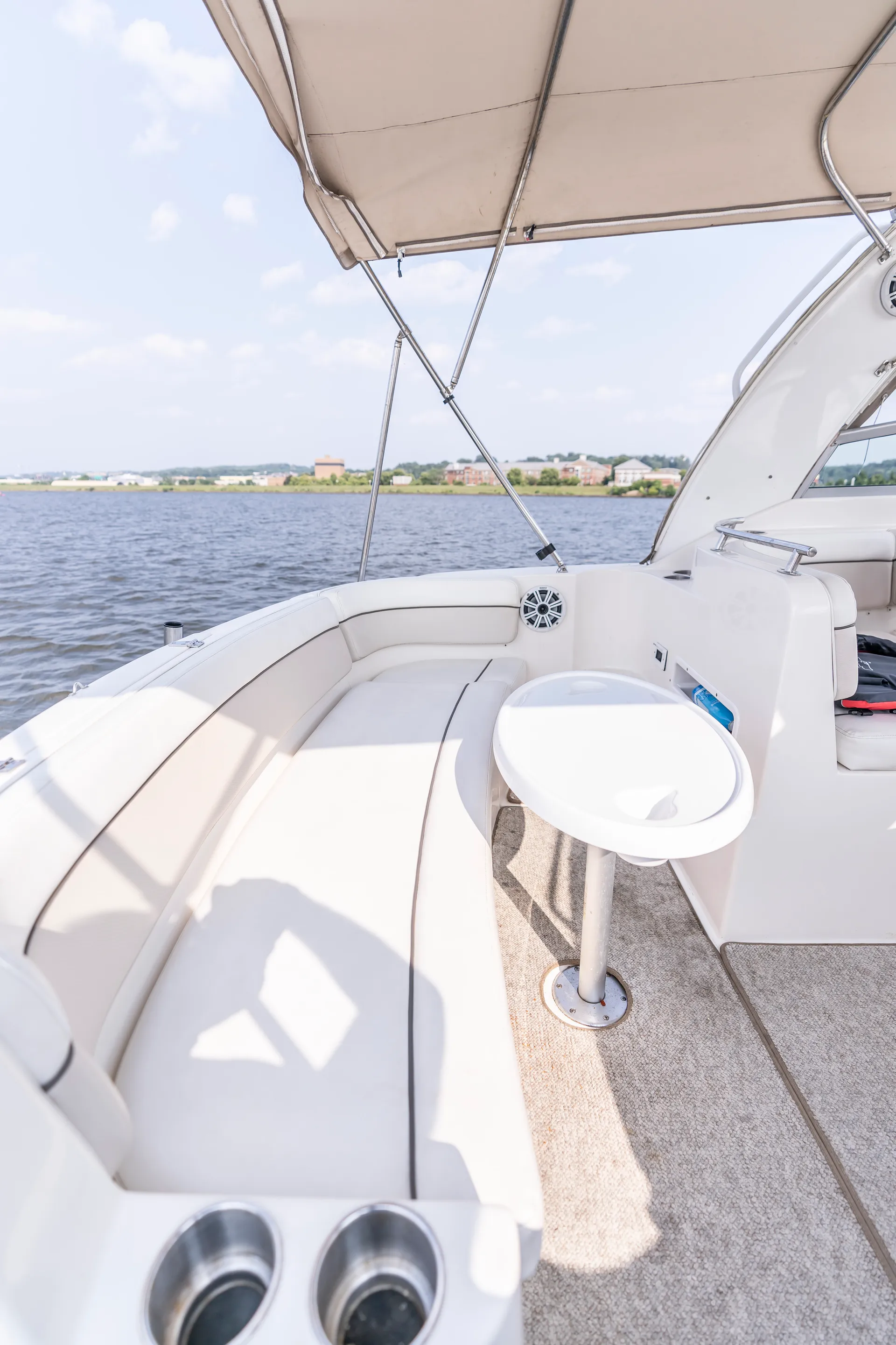Beautiful Party / Cruiser Yatch for rent. Up to 10 people!