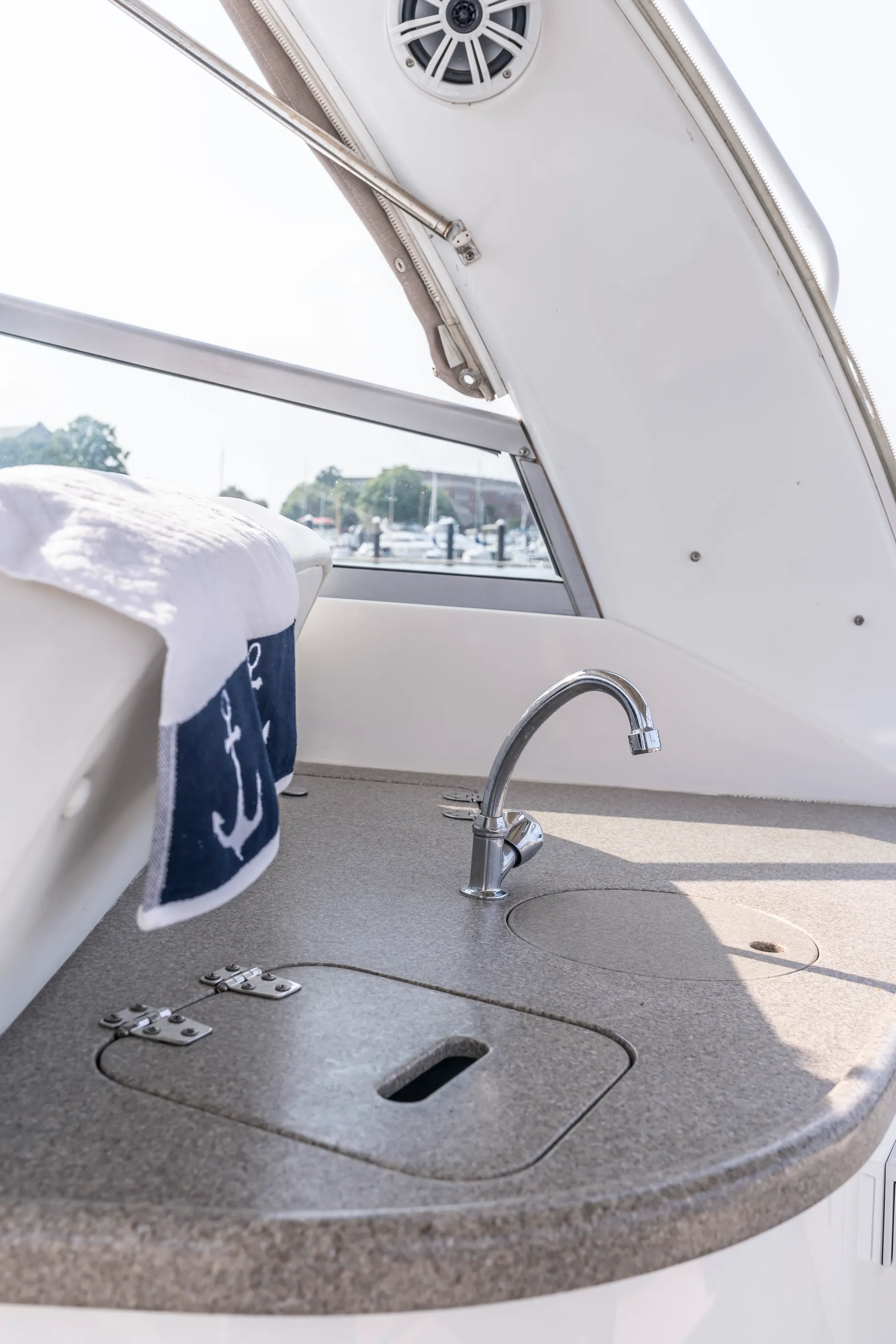 Beautiful Party / Cruiser Yatch for rent. Up to 10 people!