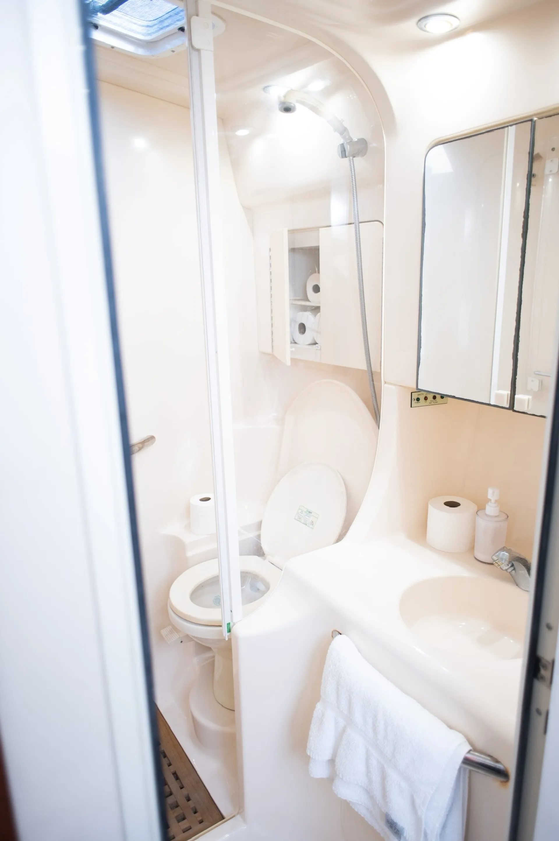 Sea Ray Boats 380 Sundancer in Miami, FL — photo 5