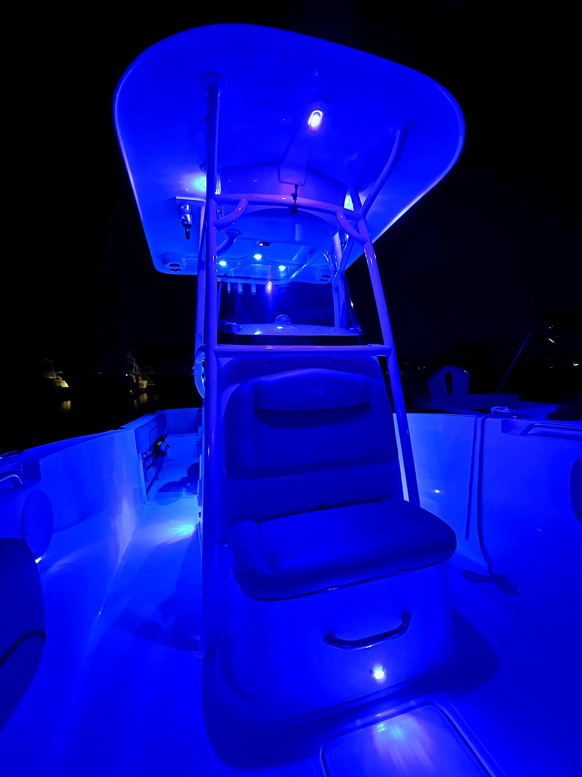 25' Twin Engine Center Console - Perfect for Sandbar or Fishing!