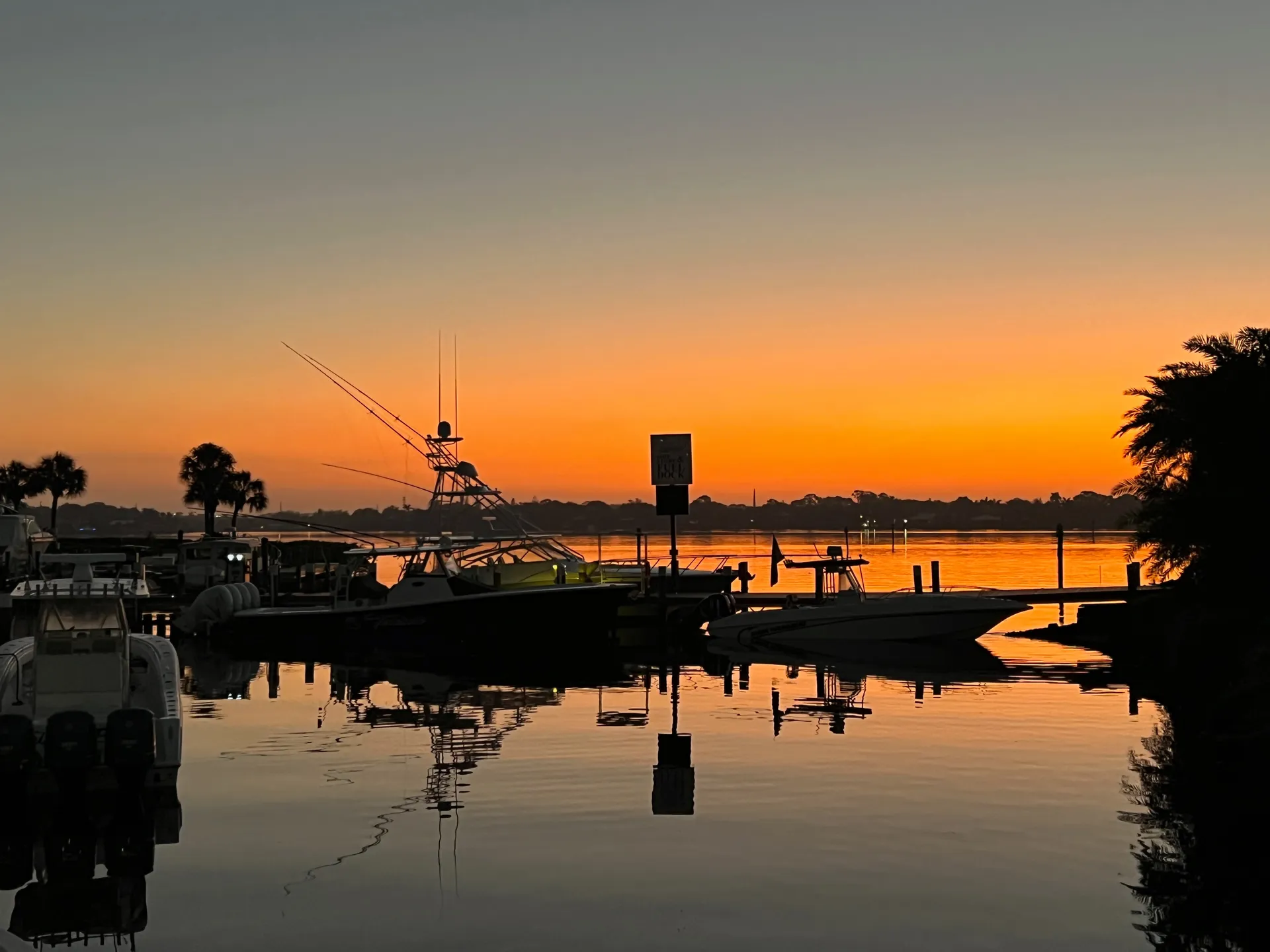 25' Twin Engine Center Console - Perfect for Sandbar or Fishing!