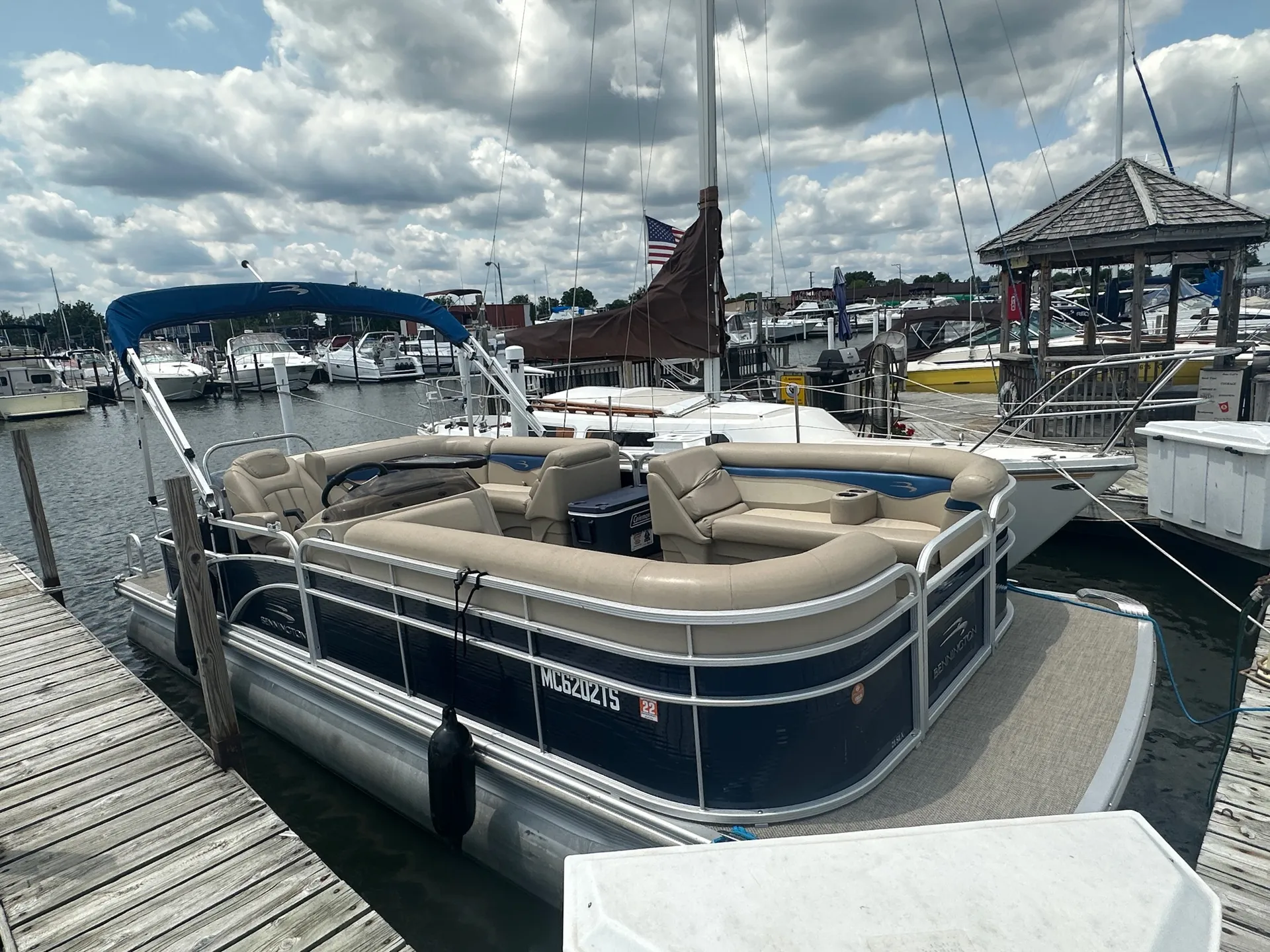 Bennington Tritoon 150HP 