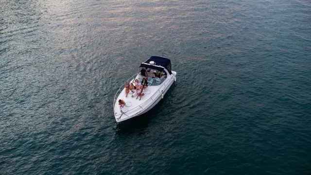Rent a Four Winns Boats motor yacht in Chicago, IL near me