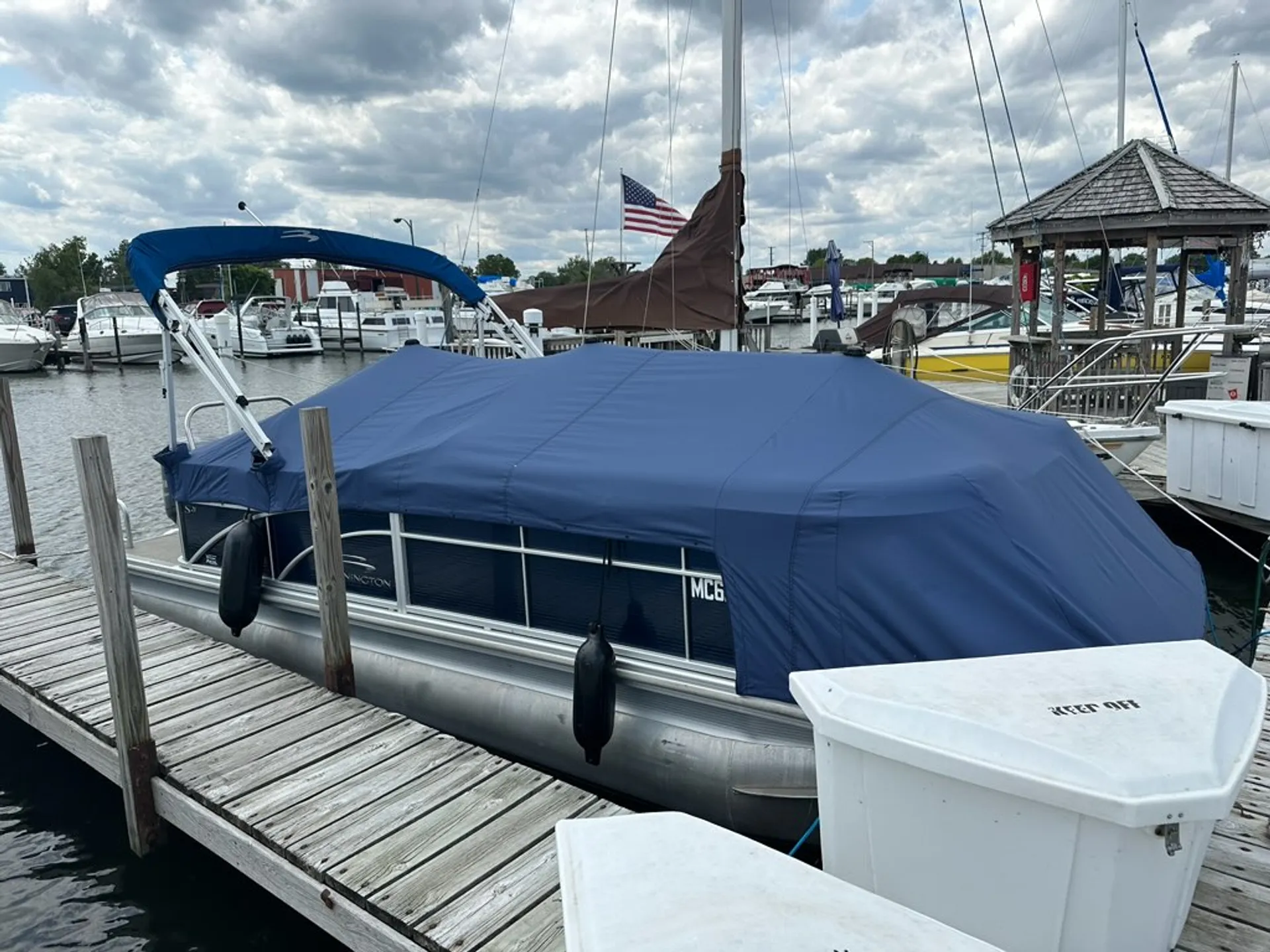 Bennington Tritoon 150HP 