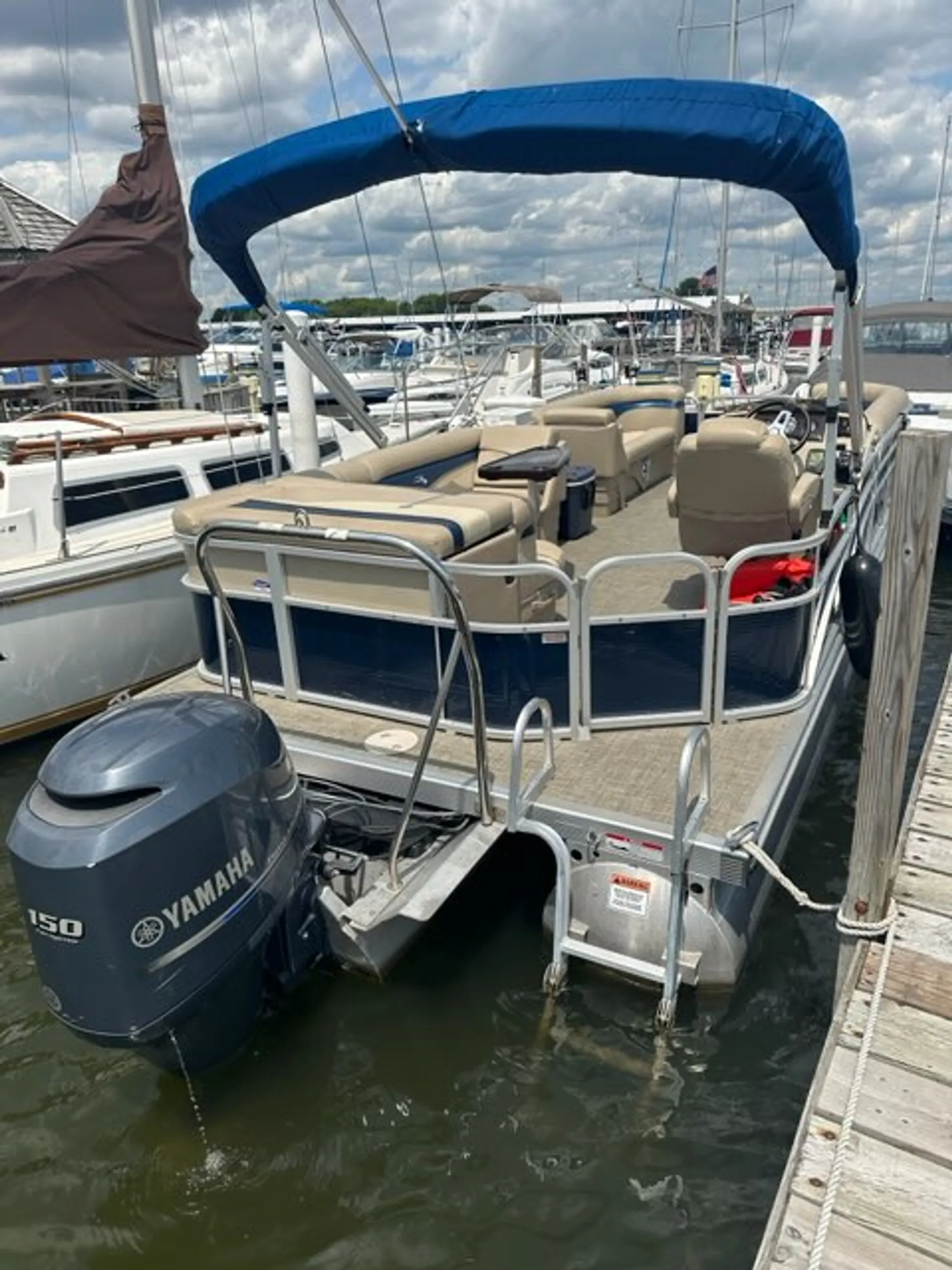 Bennington Tritoon 150HP 