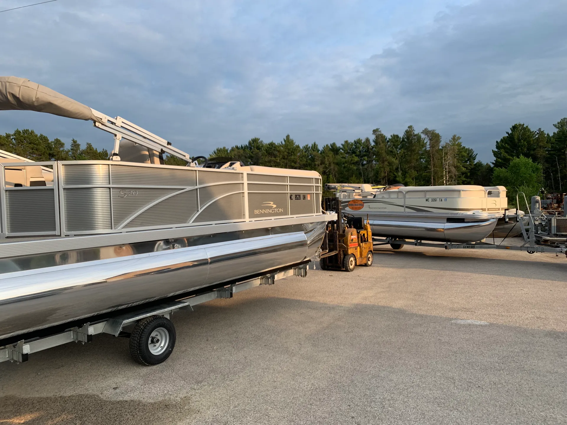 Pontoons so shiny you can shave in the reflection! <br/>