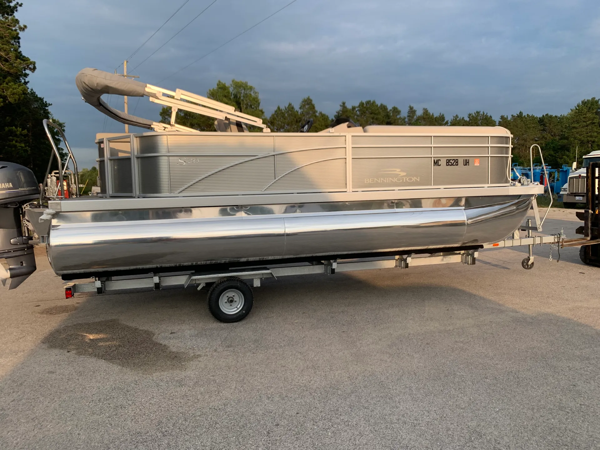 Pontoons so shiny you can shave in the reflection! <br/>