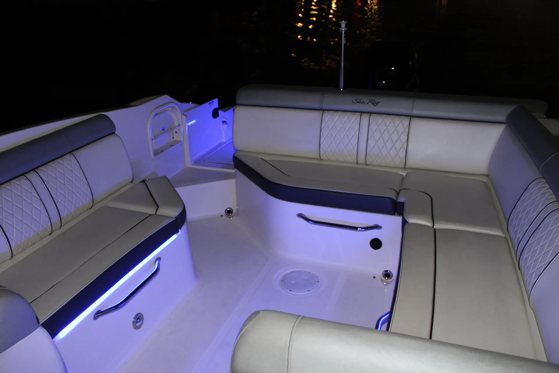 Luxury boat that fits 12 guests - Restroom - Free Fuel 