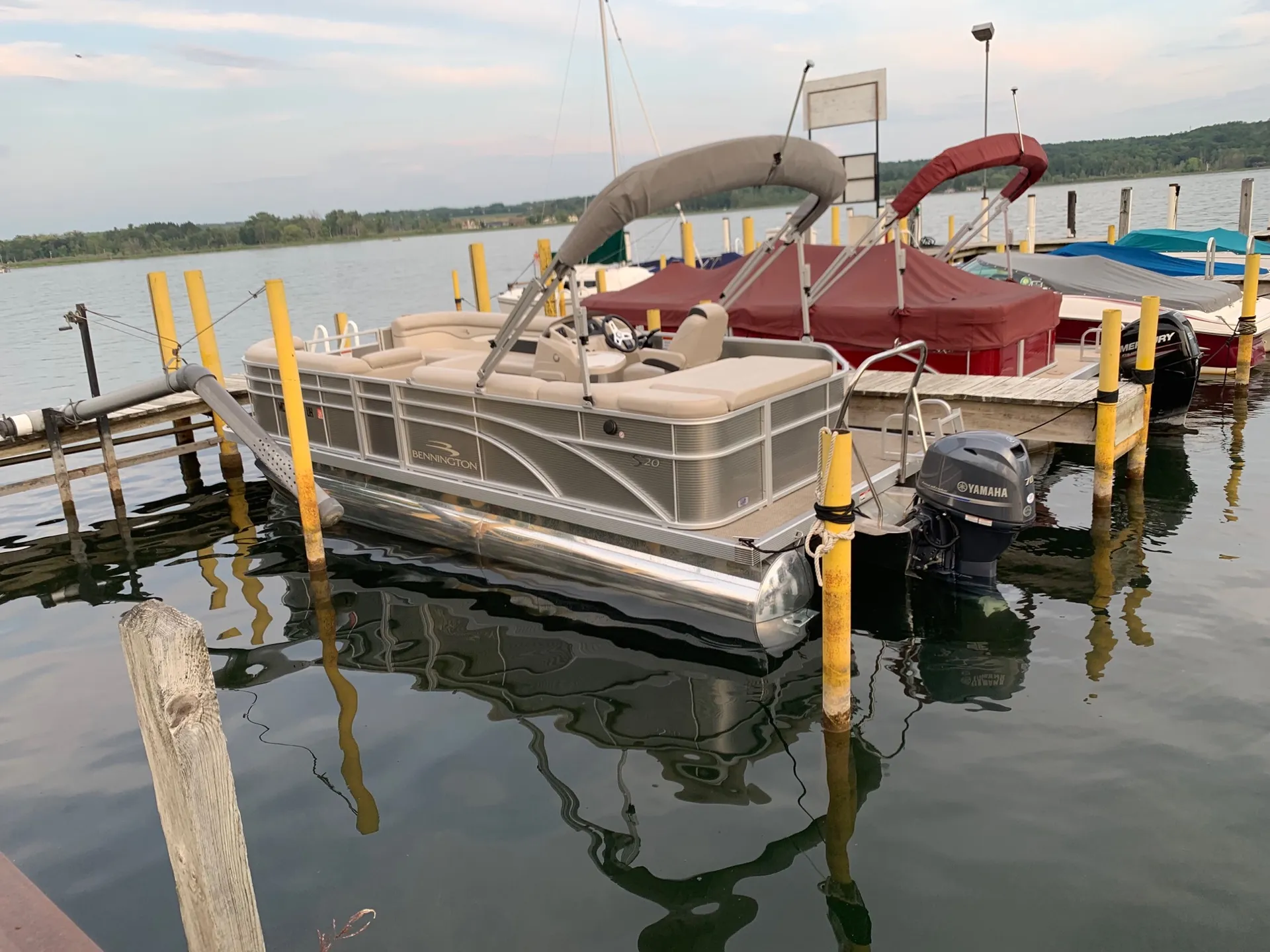 Pontoons so shiny you can shave in the reflection! <br/>