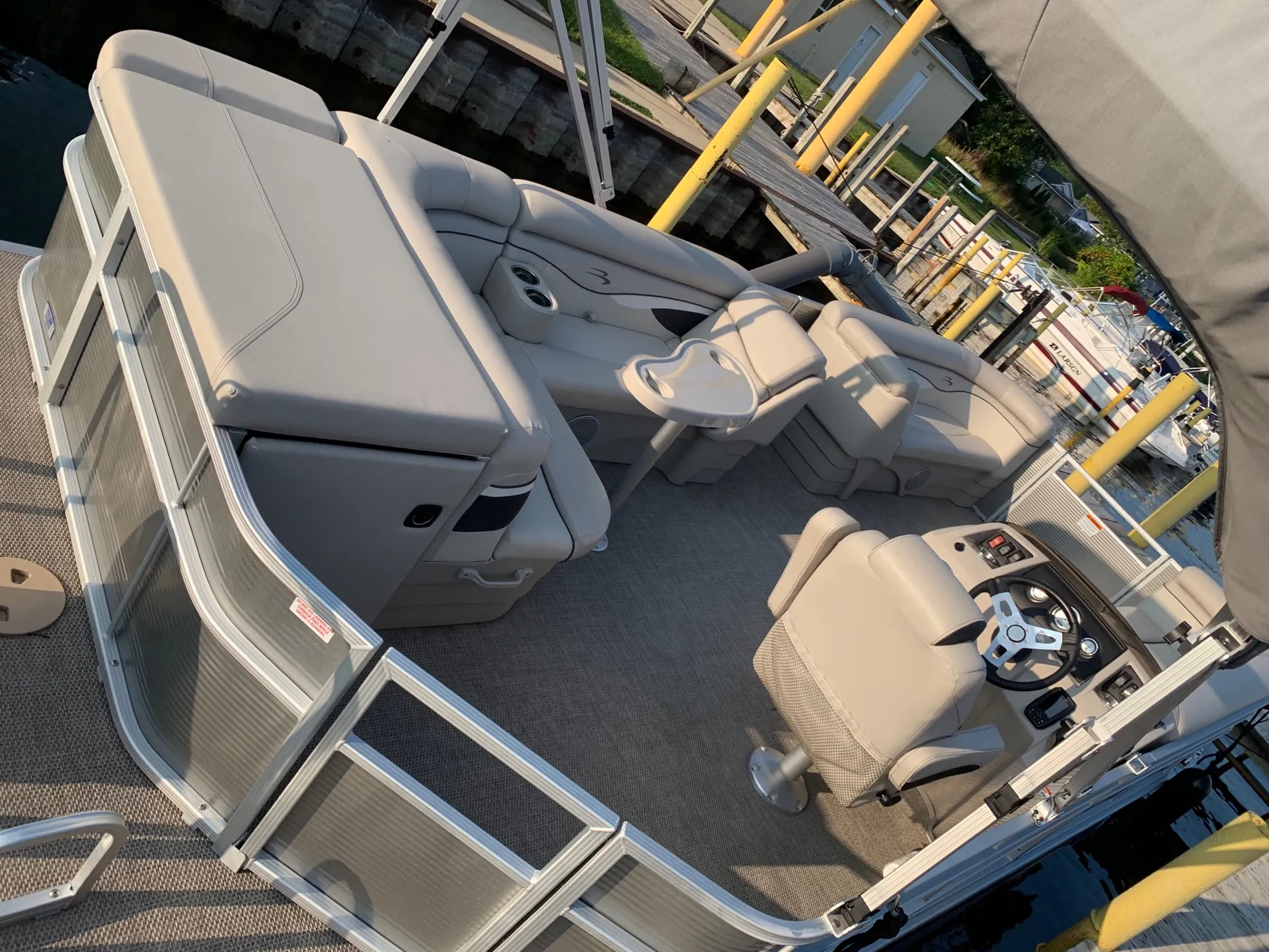 Pontoons so shiny you can shave in the reflection! <br/>