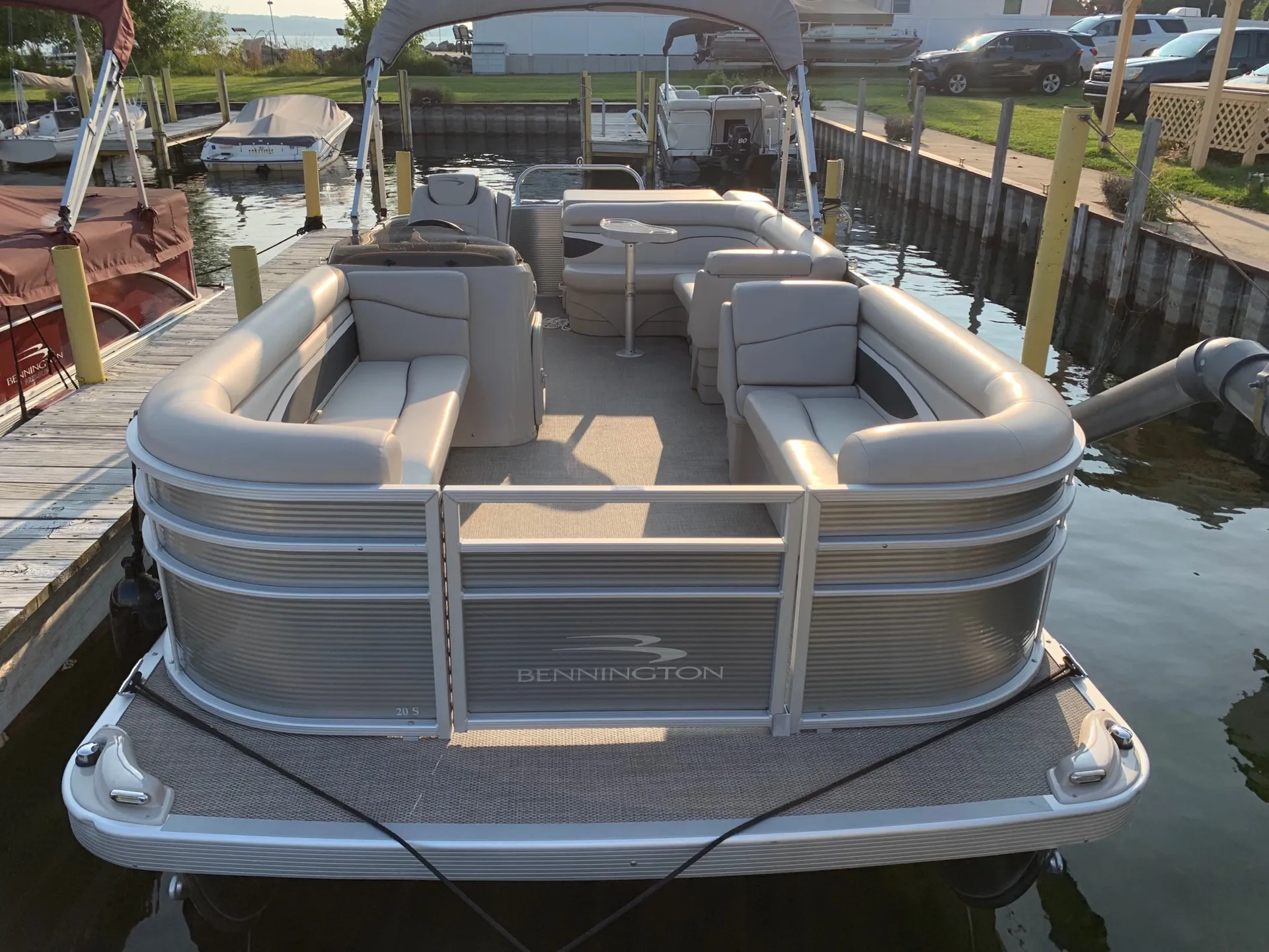 Pontoons so shiny you can shave in the reflection! <br/>