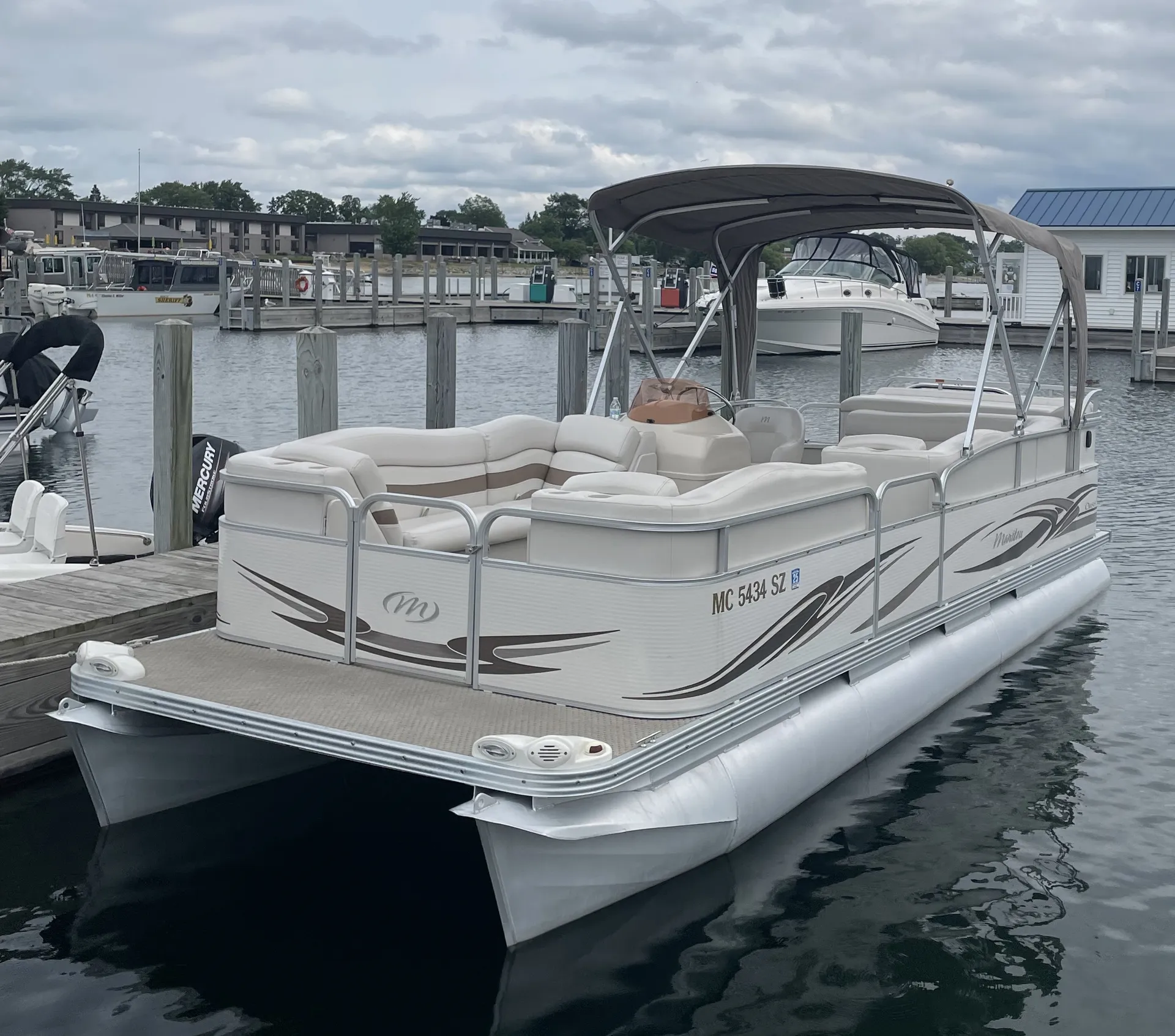 Manitou Pontoon 22 Oasis 8'6" in East Tawas, MI