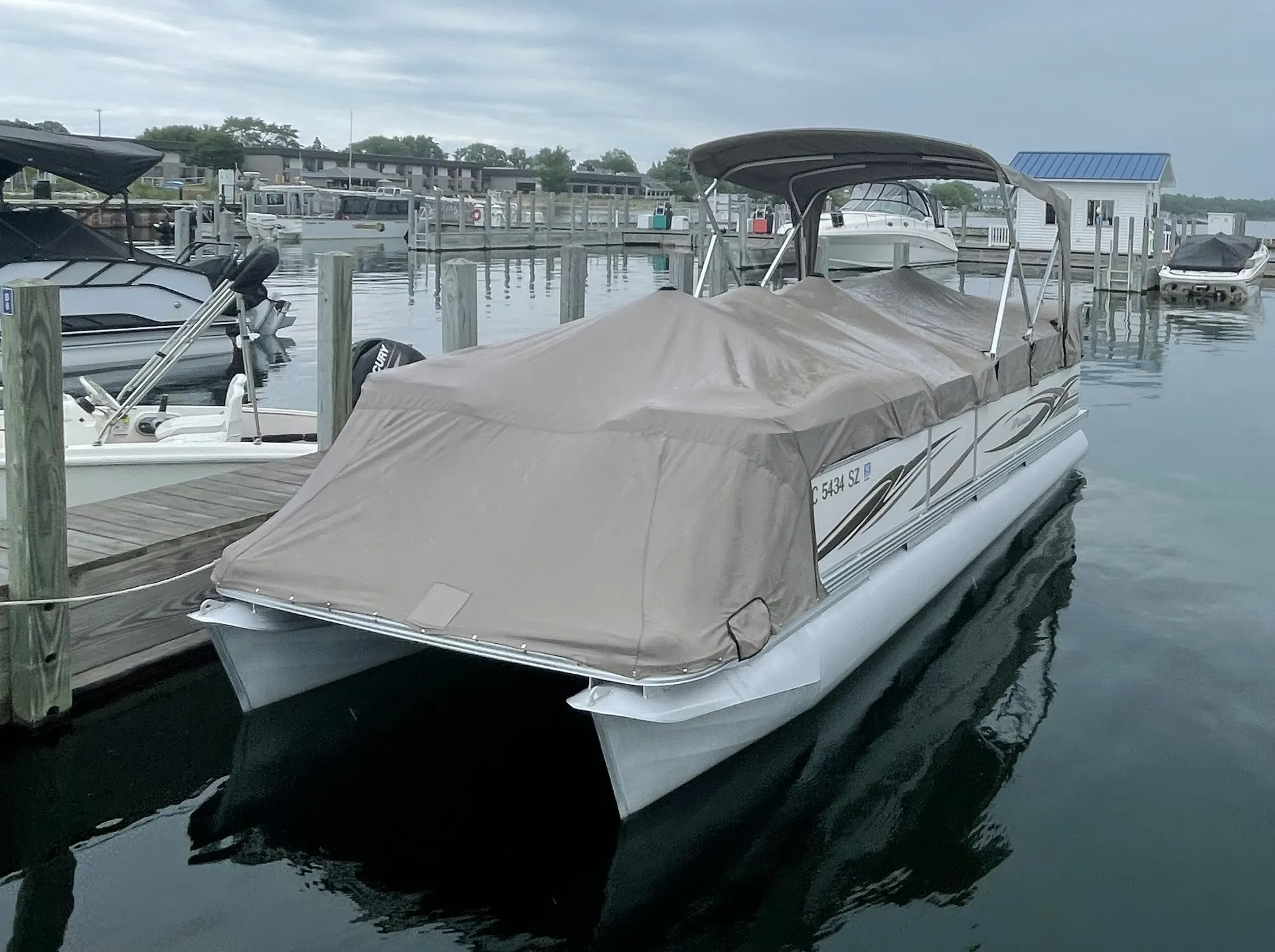 Manitou Pontoon 22 Oasis 8'6" in East Tawas, MI — photo 3