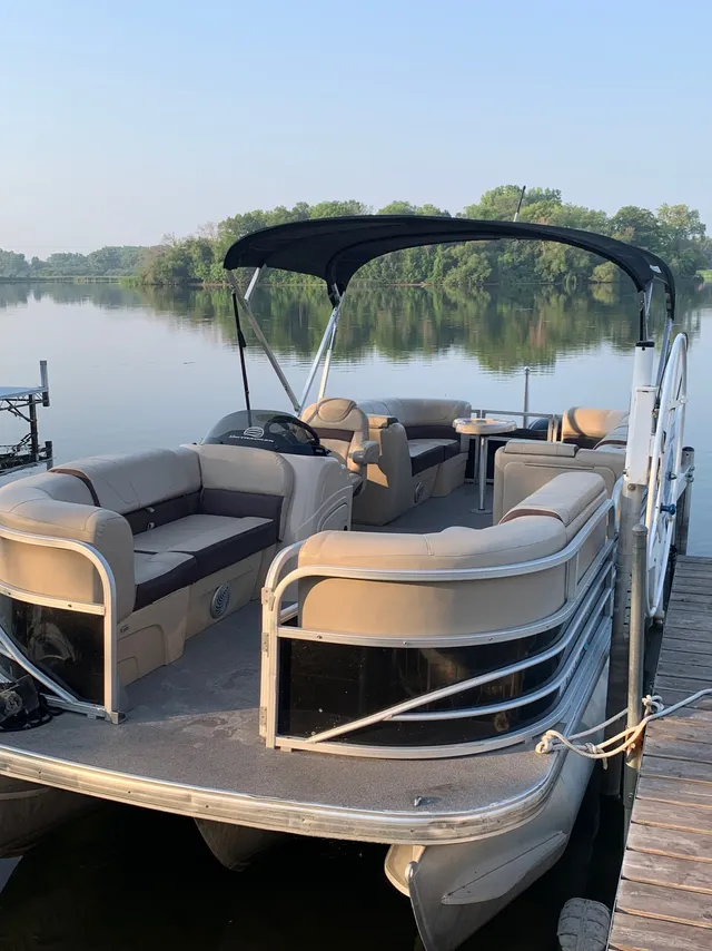 Rent a SUN TRACKER pontoon in Plymouth, MN near me